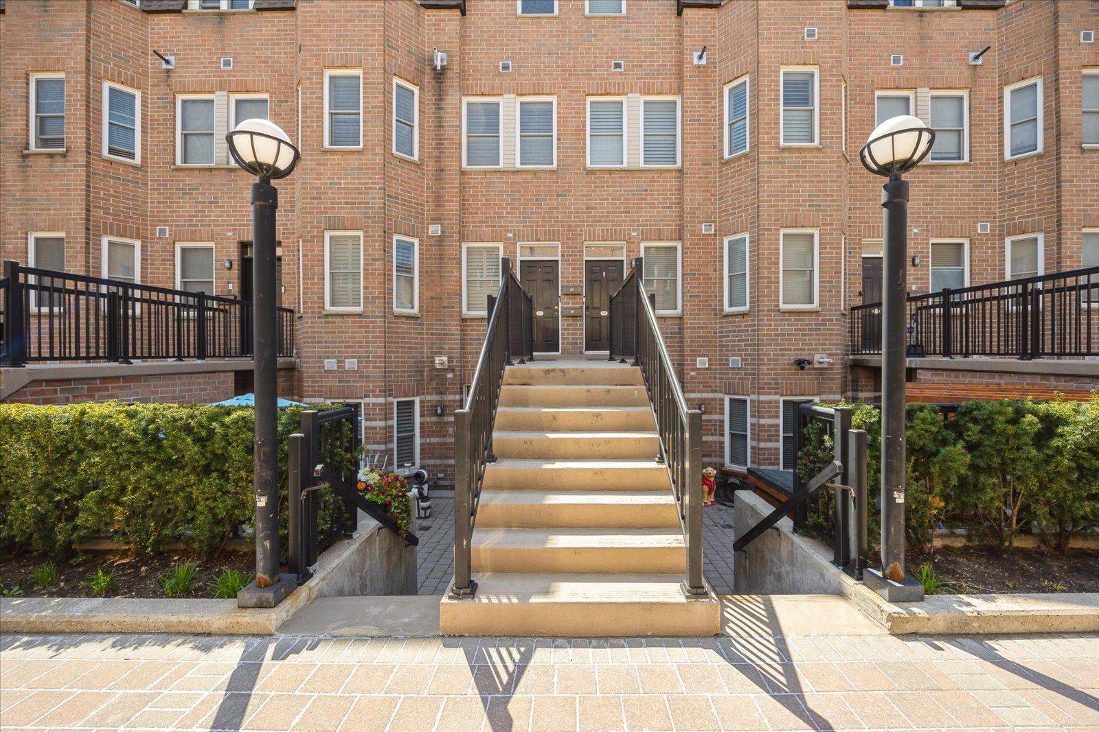 Toronto W04, ON M6A 3E7,760 Lawrence AVE W #61
