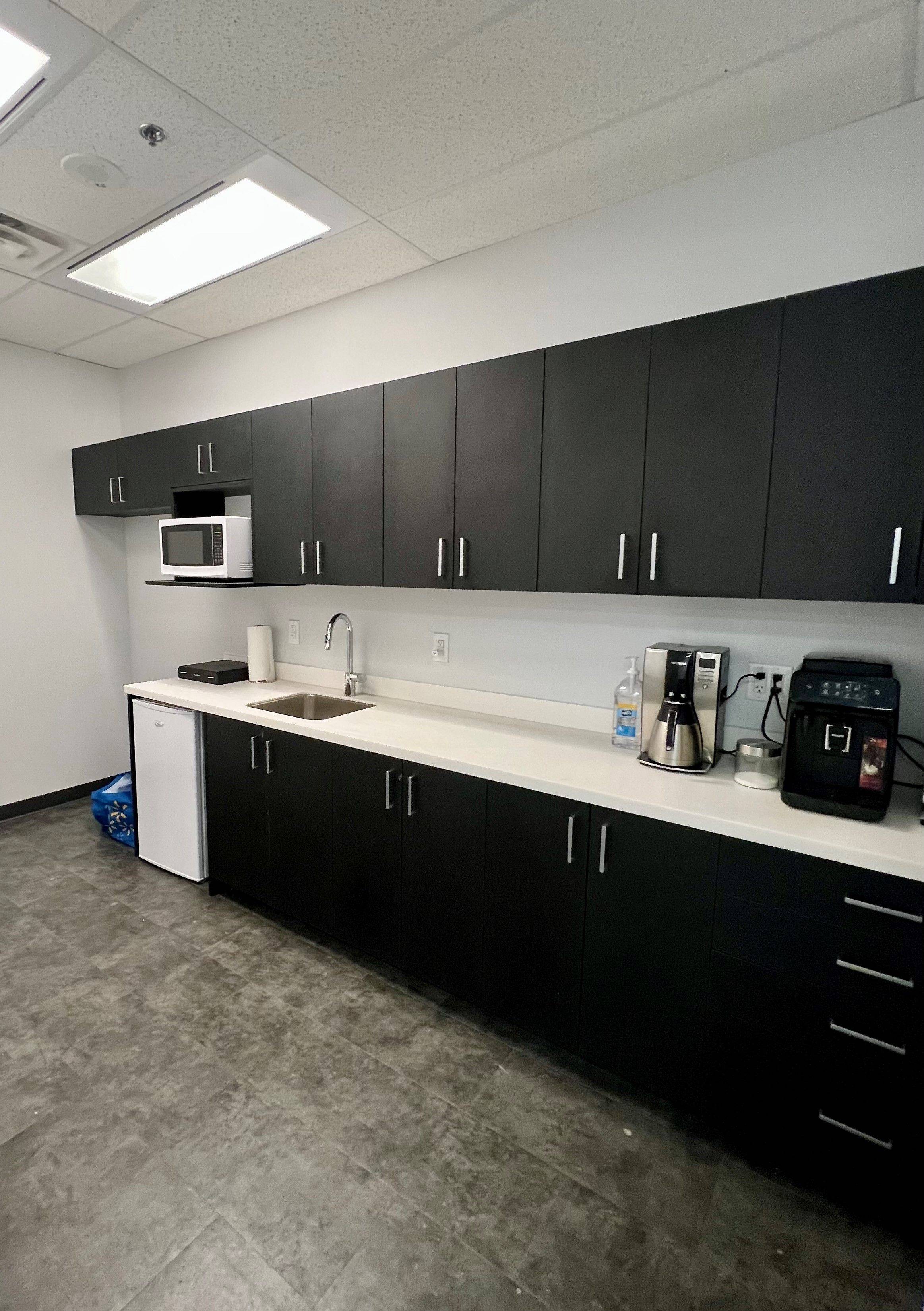 Vaughan, ON L4K 4Z3,400 Applewood CRES #310