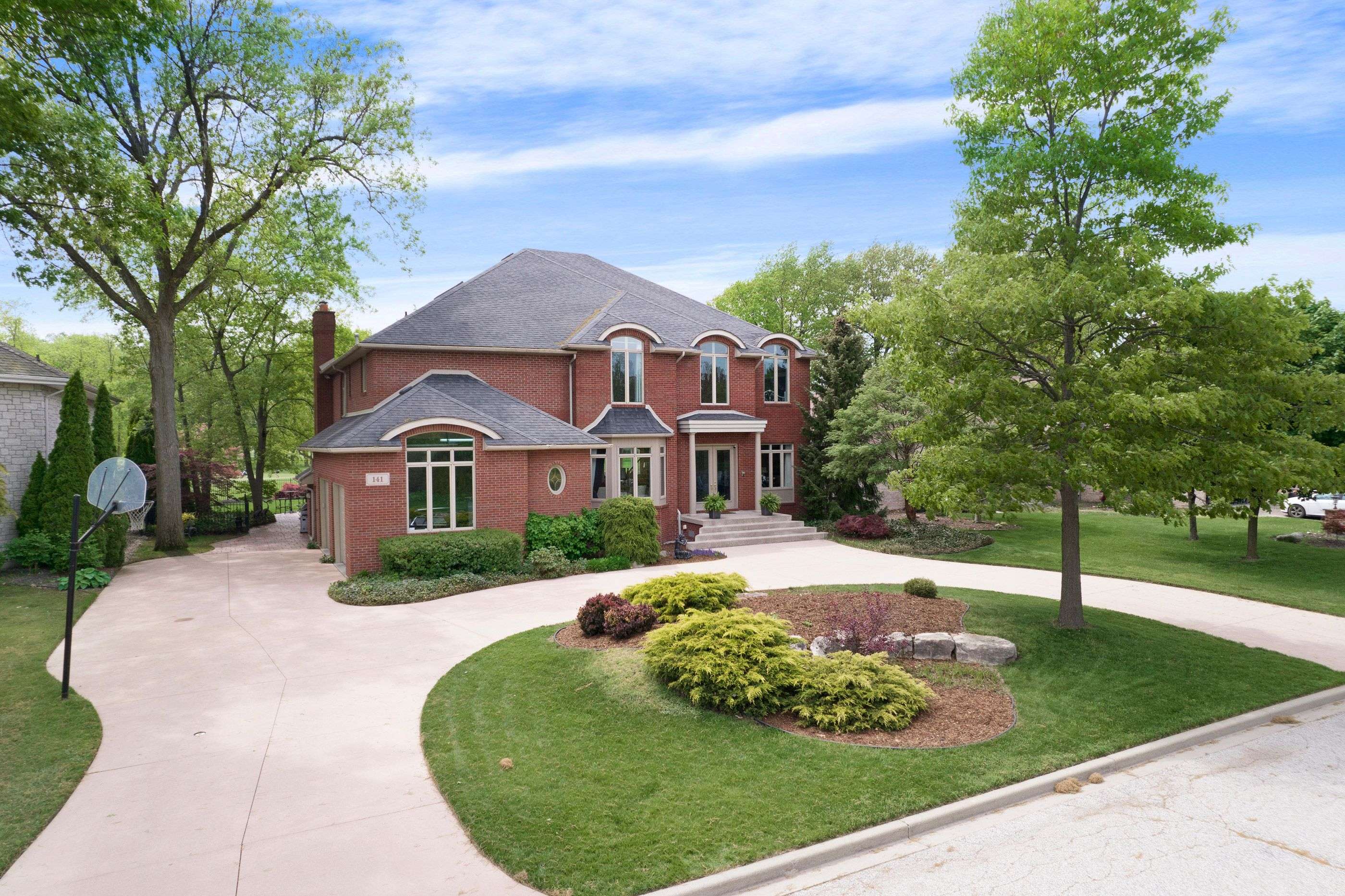 Amherstburg, ON N9V 3Z2,141 Clubview DR