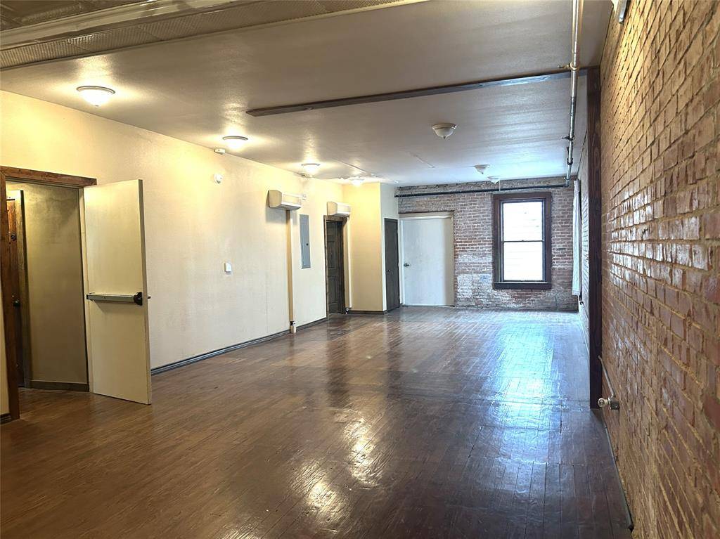 Grandview, TX 76050,301 W Criner Street #1