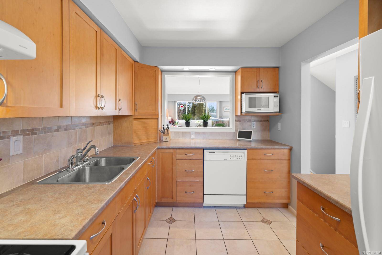 Saanich, BC V8X 3Z2,3981 Nelthorpe St #7