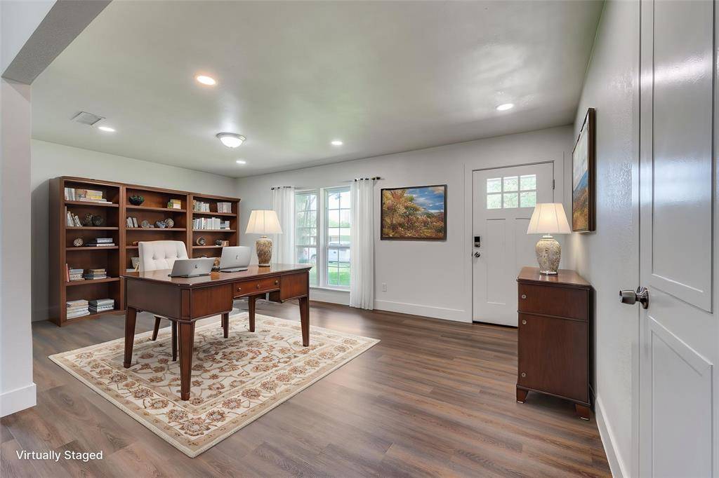 Farmers Branch, TX 75244,3906 Ridgeoak Way