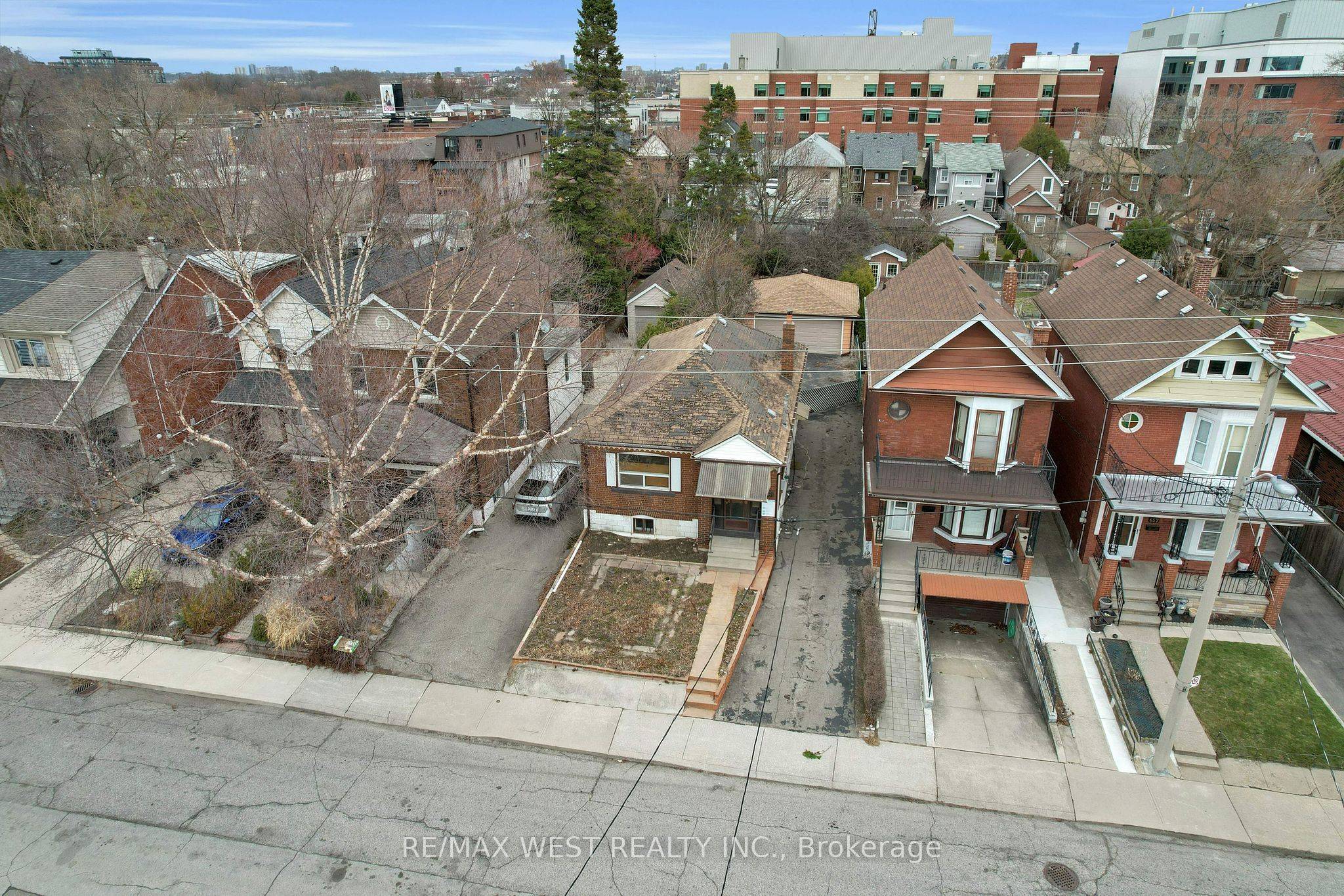 Toronto W02, ON M6S 3C4,661 Beresford AVE