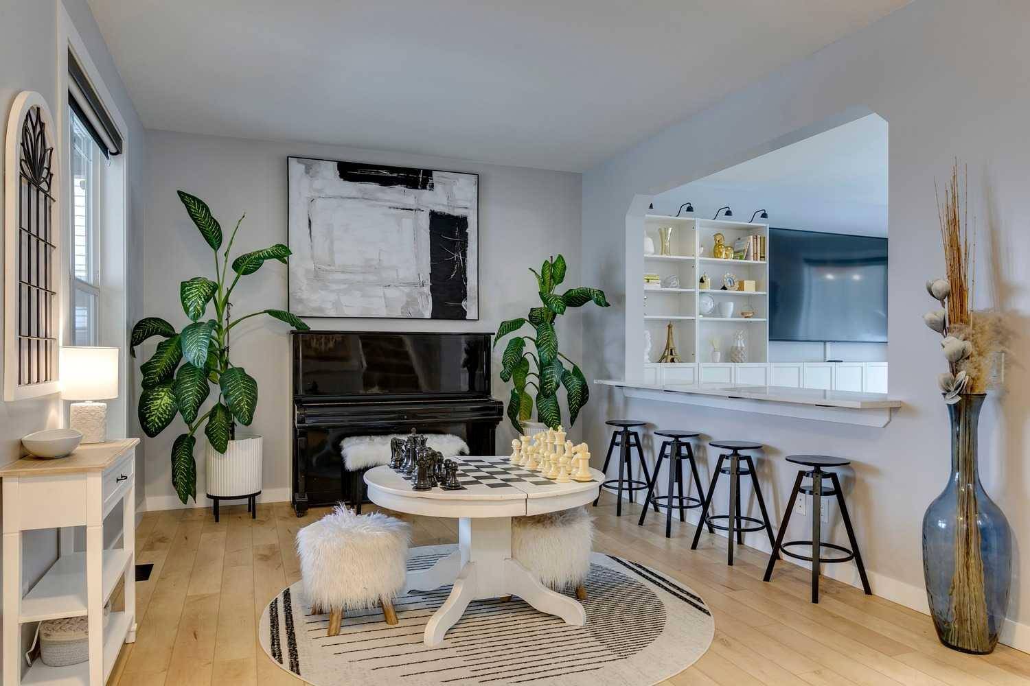 Calgary, AB T3B 5X7,54 Crestmont DR SW