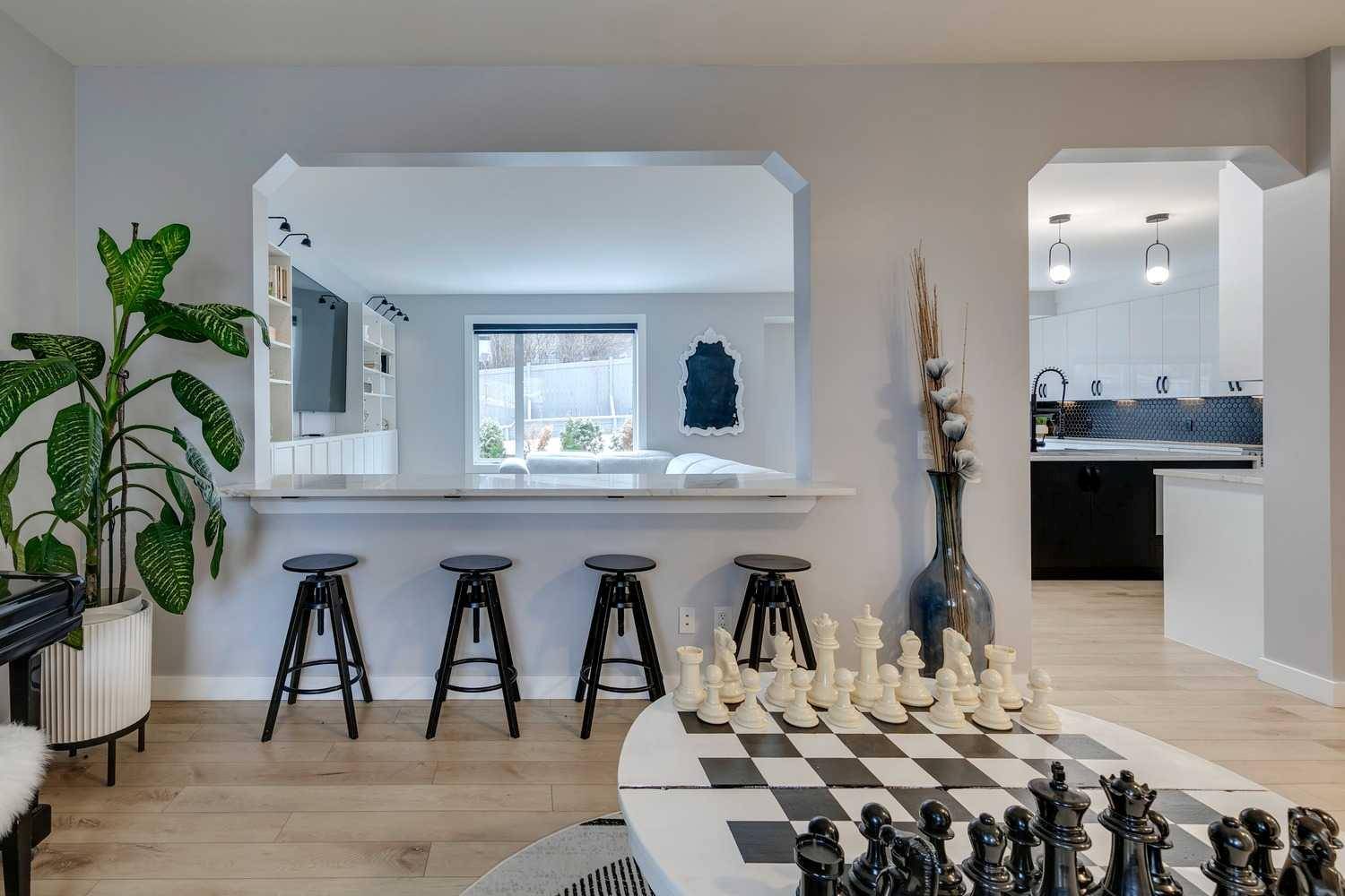 Calgary, AB T3B 5X7,54 Crestmont DR SW