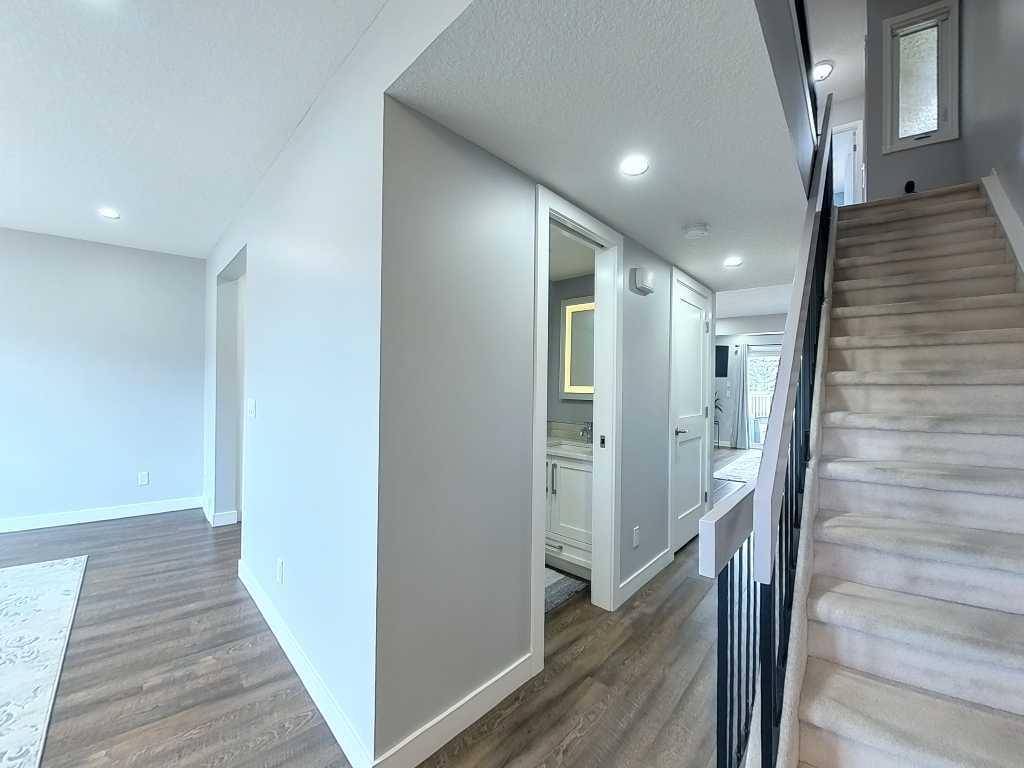 Calgary, AB T3H 1K4,600 Strathcona DR SW