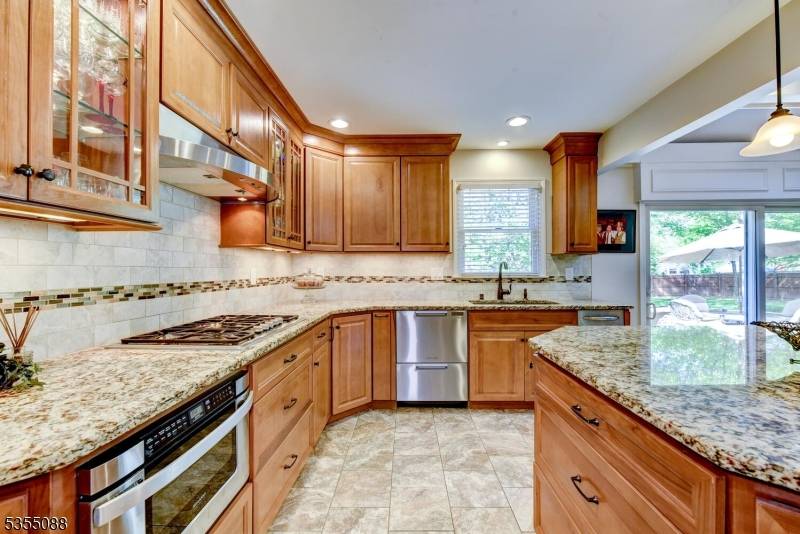 Branchburg Twp., NJ 08853,17 EDGEWOOD RD
