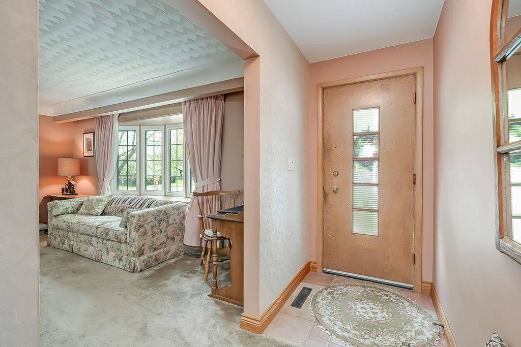 Burlington, ON L7L 2E2,327 Strathcona DR