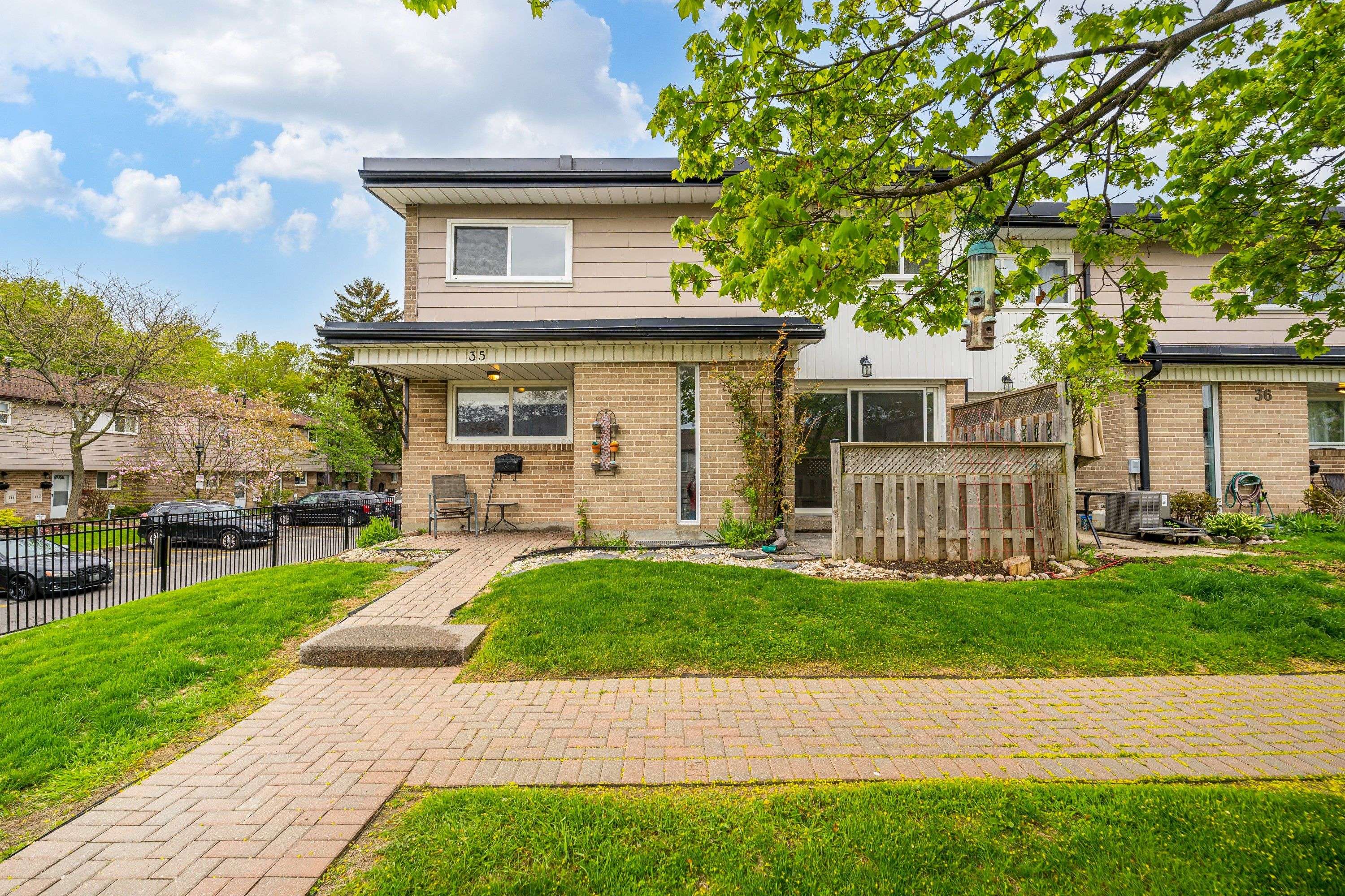 Pickering, ON L1W 1L4,925 Bayly ST #35
