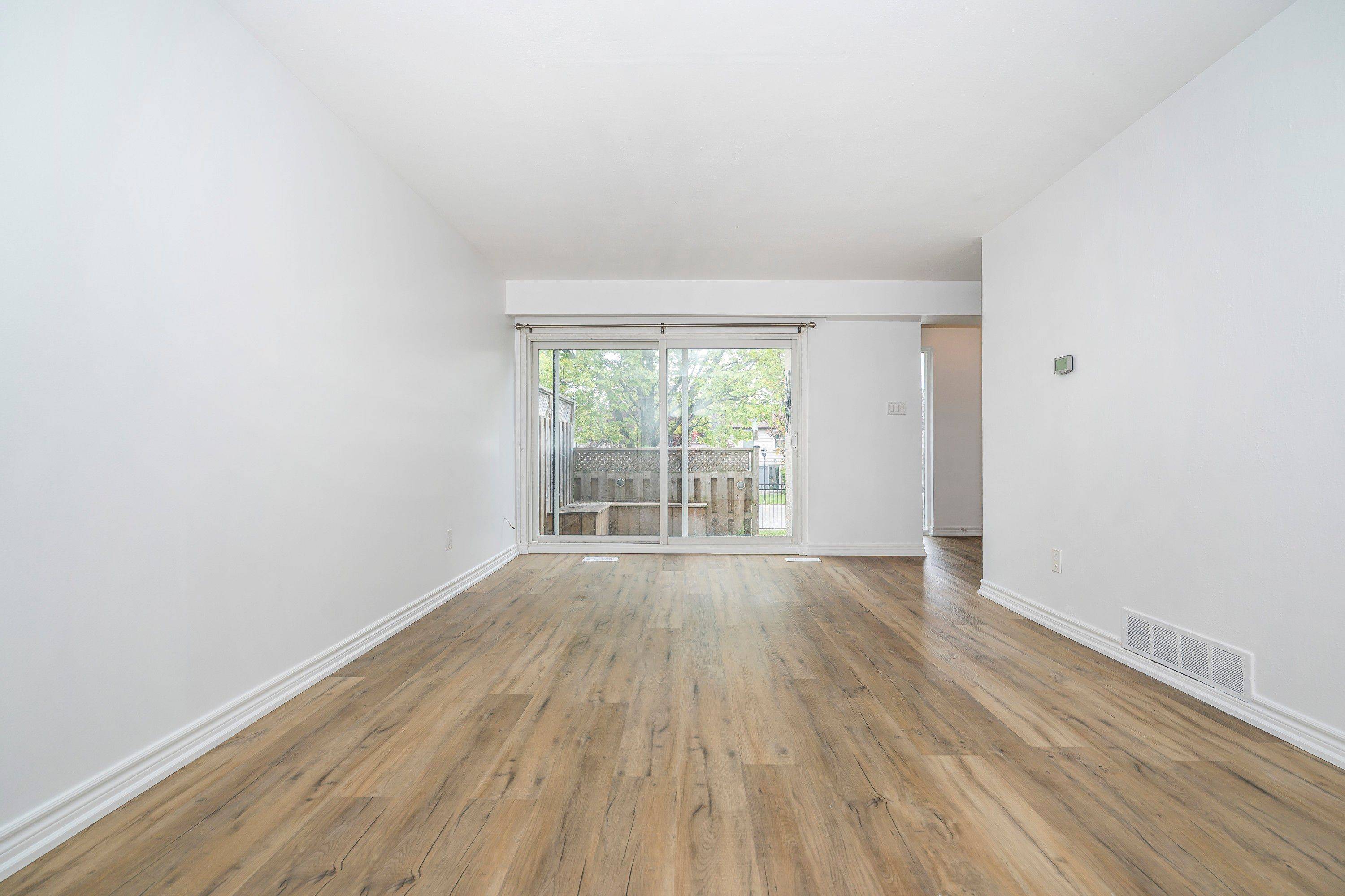 Pickering, ON L1W 1L4,925 Bayly ST #35