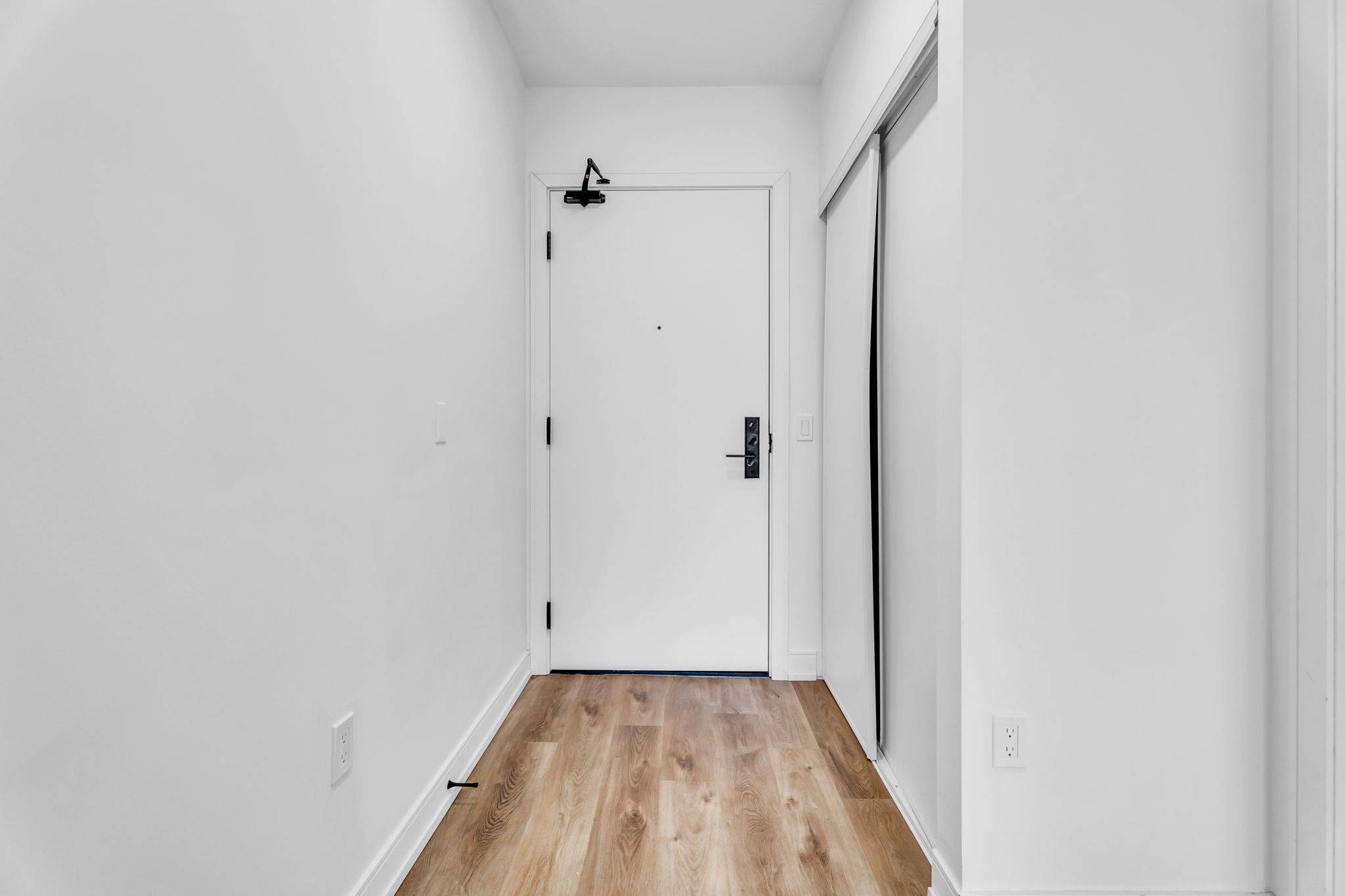 Hamilton, ON L8R 3J2,1 Jarvis ST #828