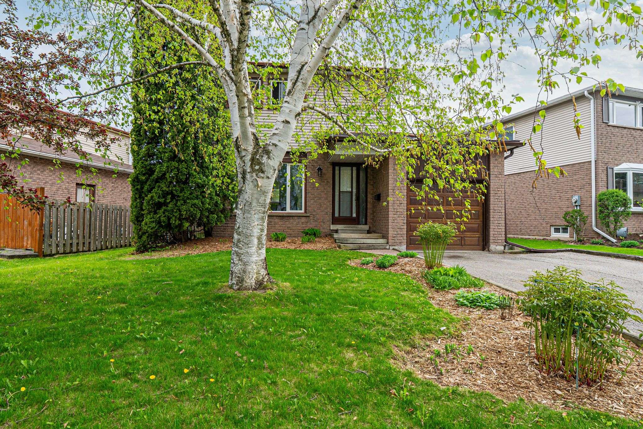 Oshawa, ON L1G 7S4,416 Gothic DR