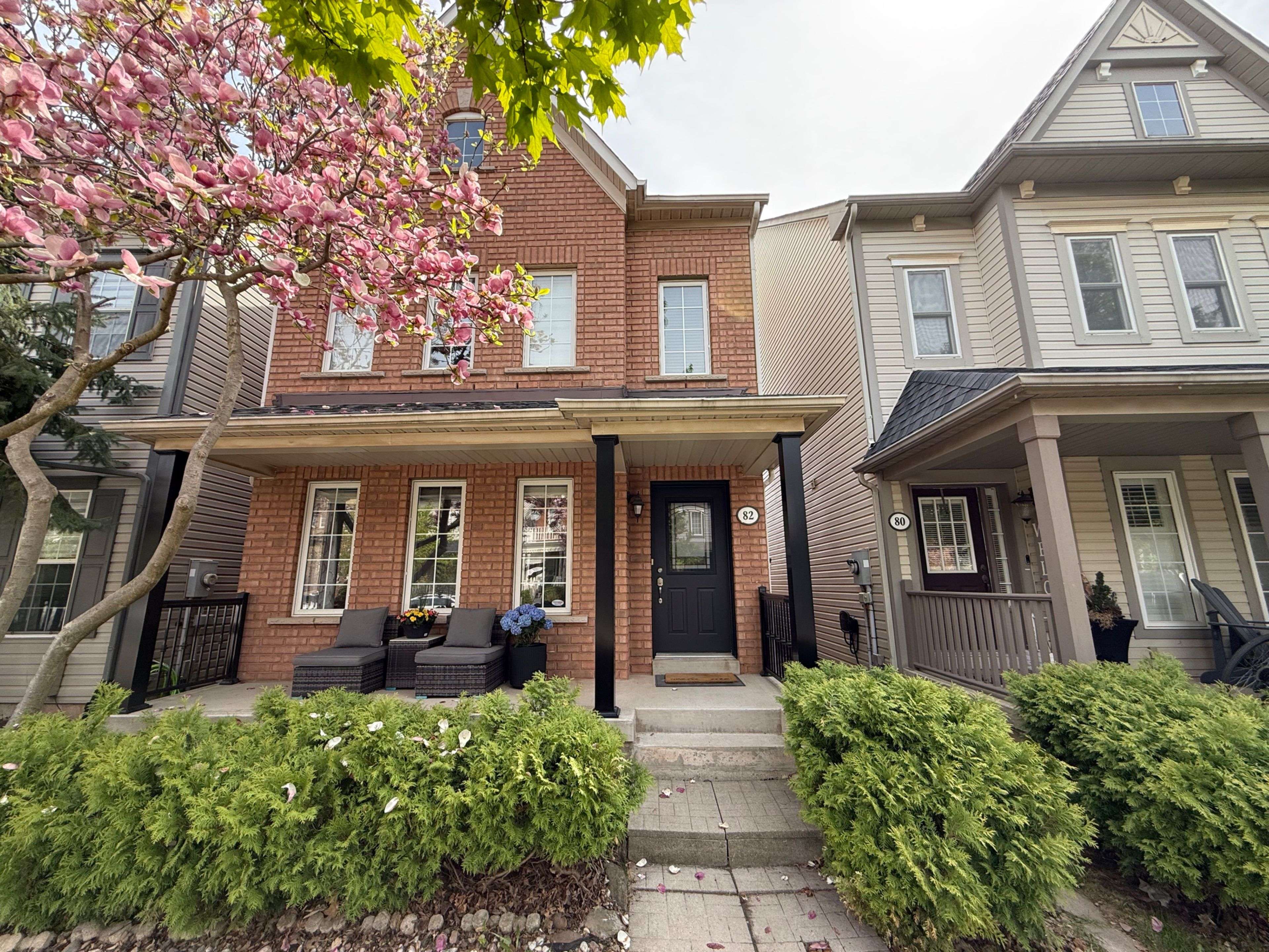Oakville, ON L6H 7A1,82 Roxton RD
