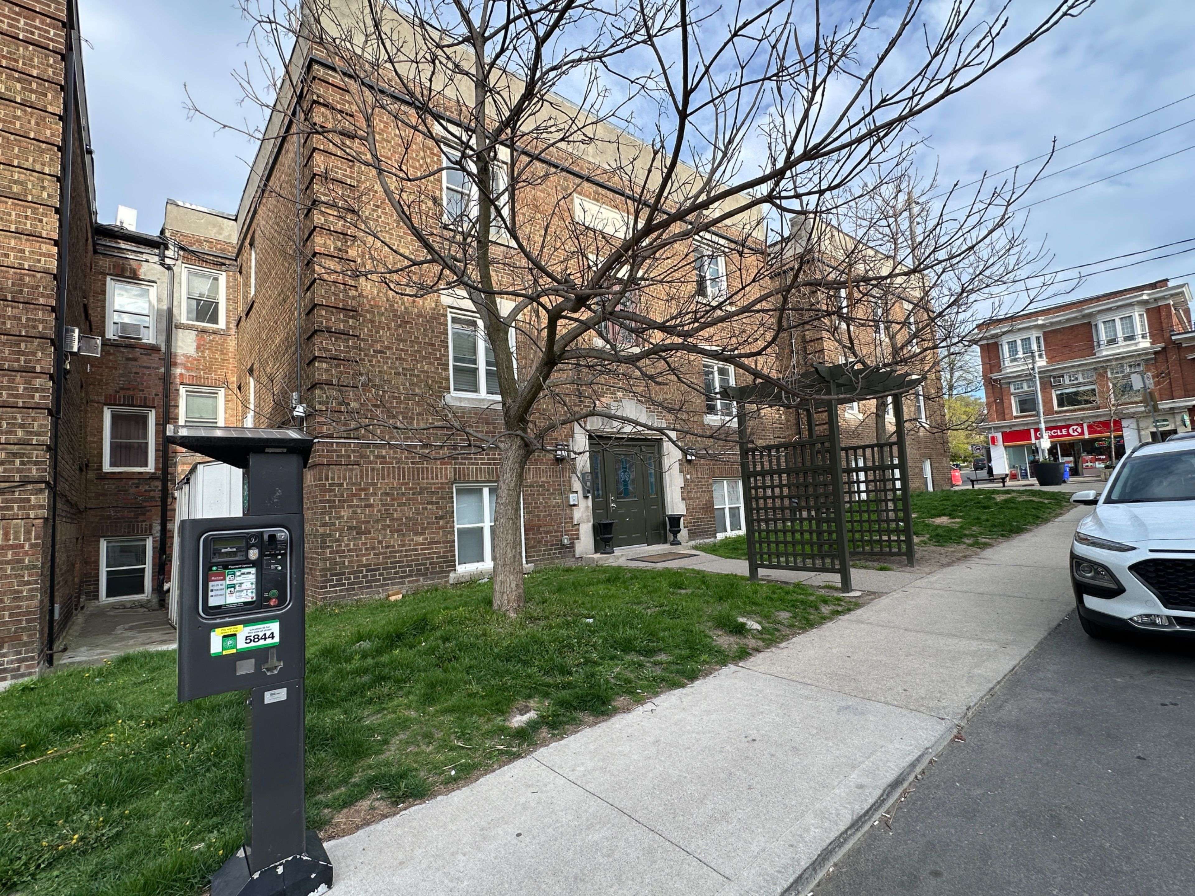 Toronto E02, ON M4E 2R4,98 Leuty AVE #A4