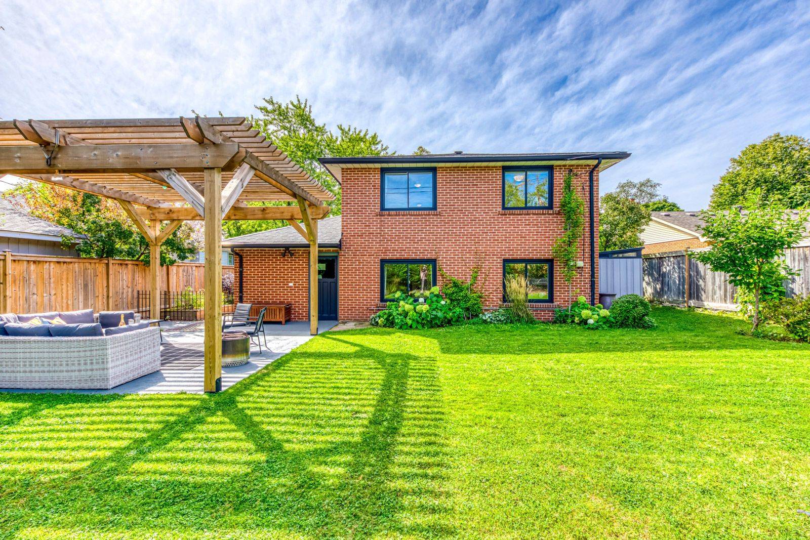Oakville, ON L6H 2A4,1306 Napier CRES