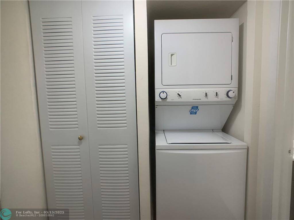 North Miami Beach, FL 33179,19455 NE 10 Ave  #3-207