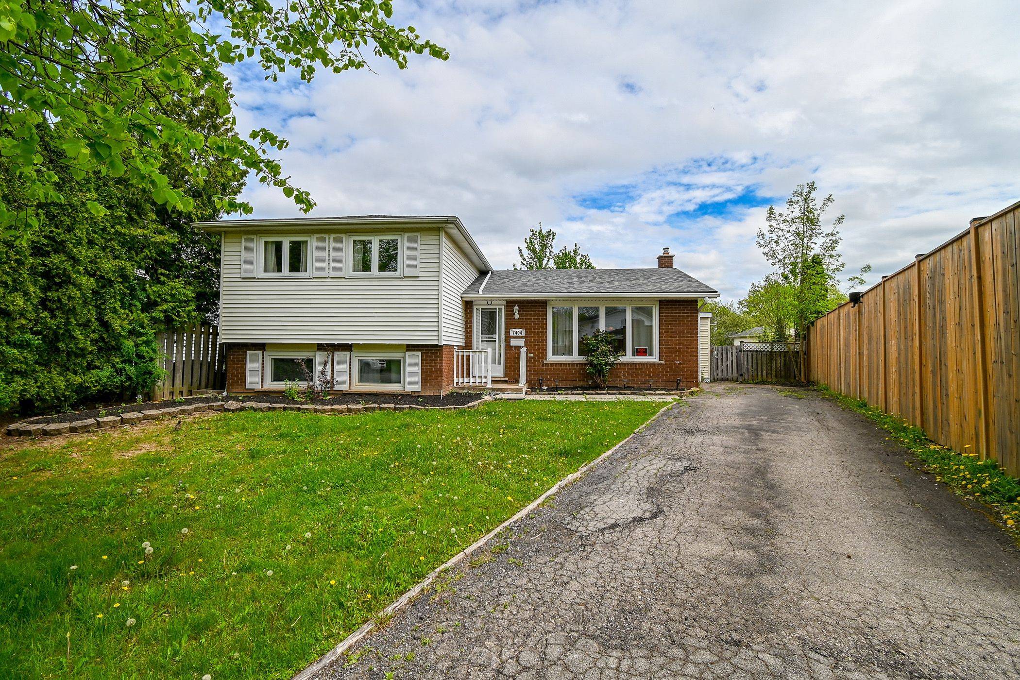 Niagara Falls, ON L2G 7R3,7404 SANDY CT