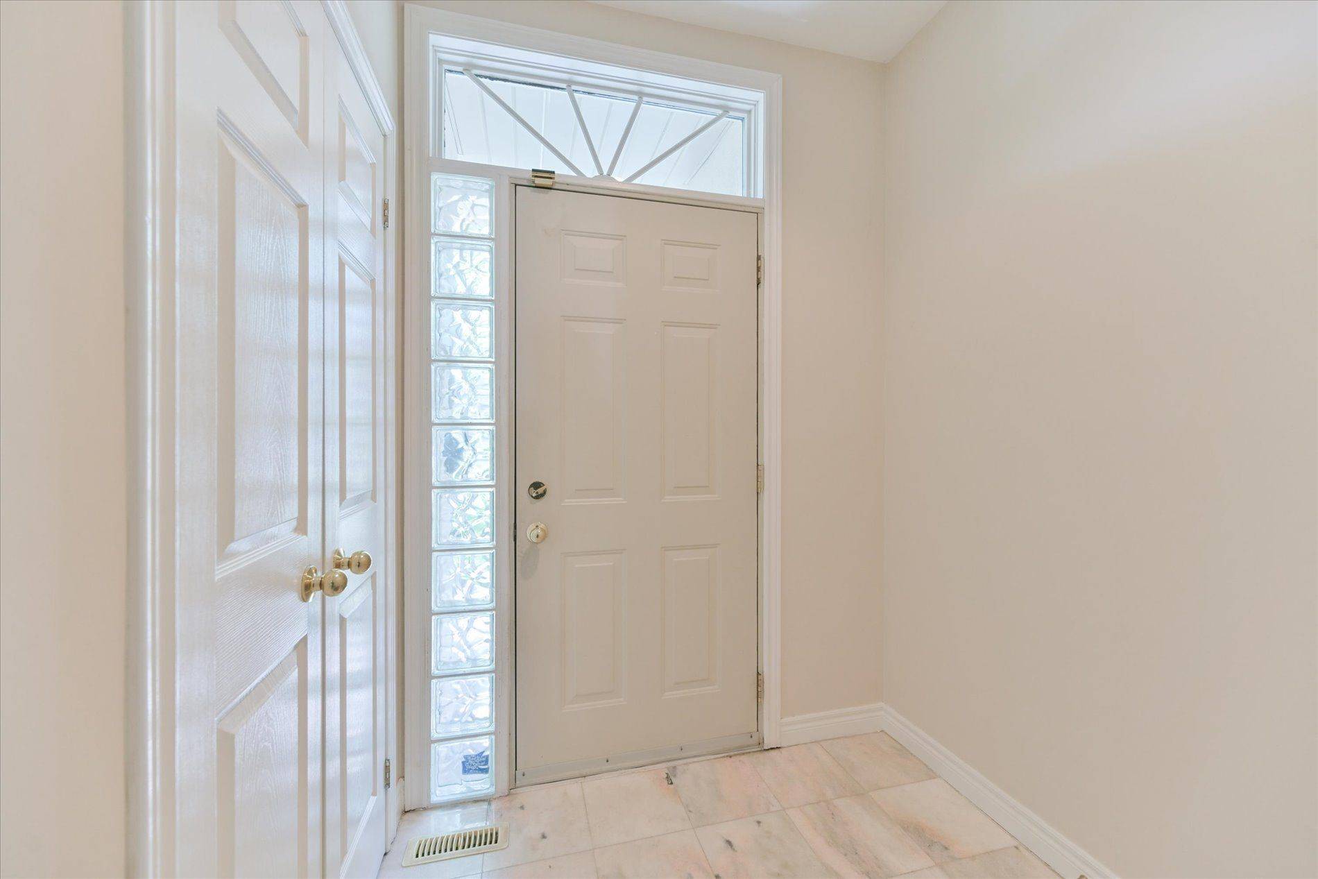 Toronto C14, ON M2N 5L2,3036 Bayview AVE #I