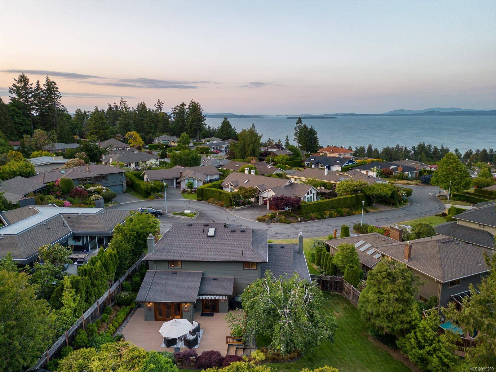 Saanich, BC V8Y 2R6,827 Gulfview Pl