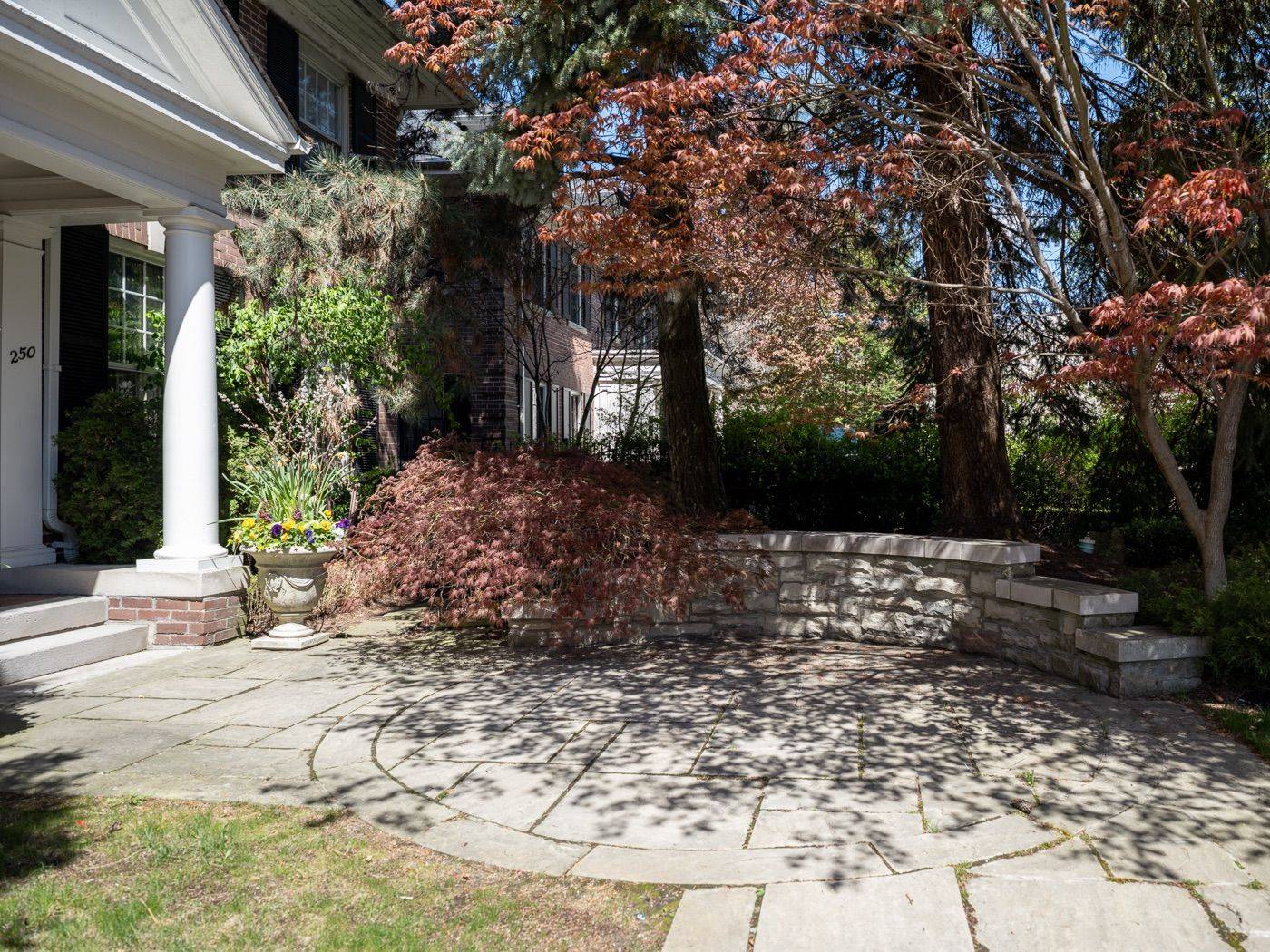 Toronto C03, ON M4V 2S8,250 Warren RD
