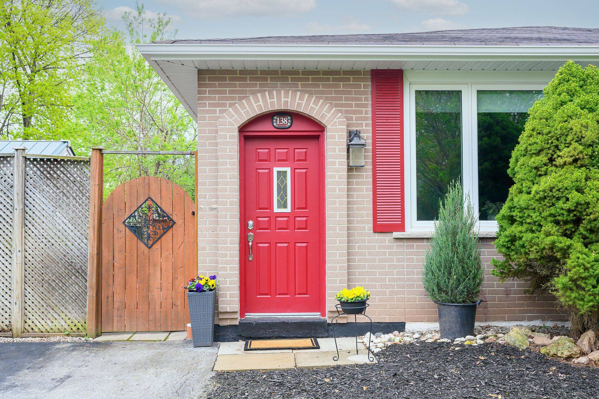 Oakville, ON L6H 1J3,138 Oakdale DR