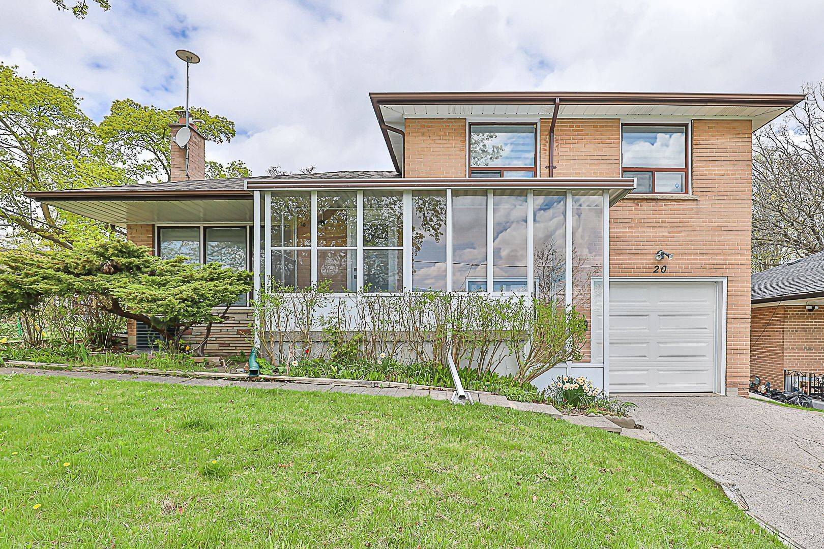 Toronto W10, ON M3A 2N2,20 Ladywood DR