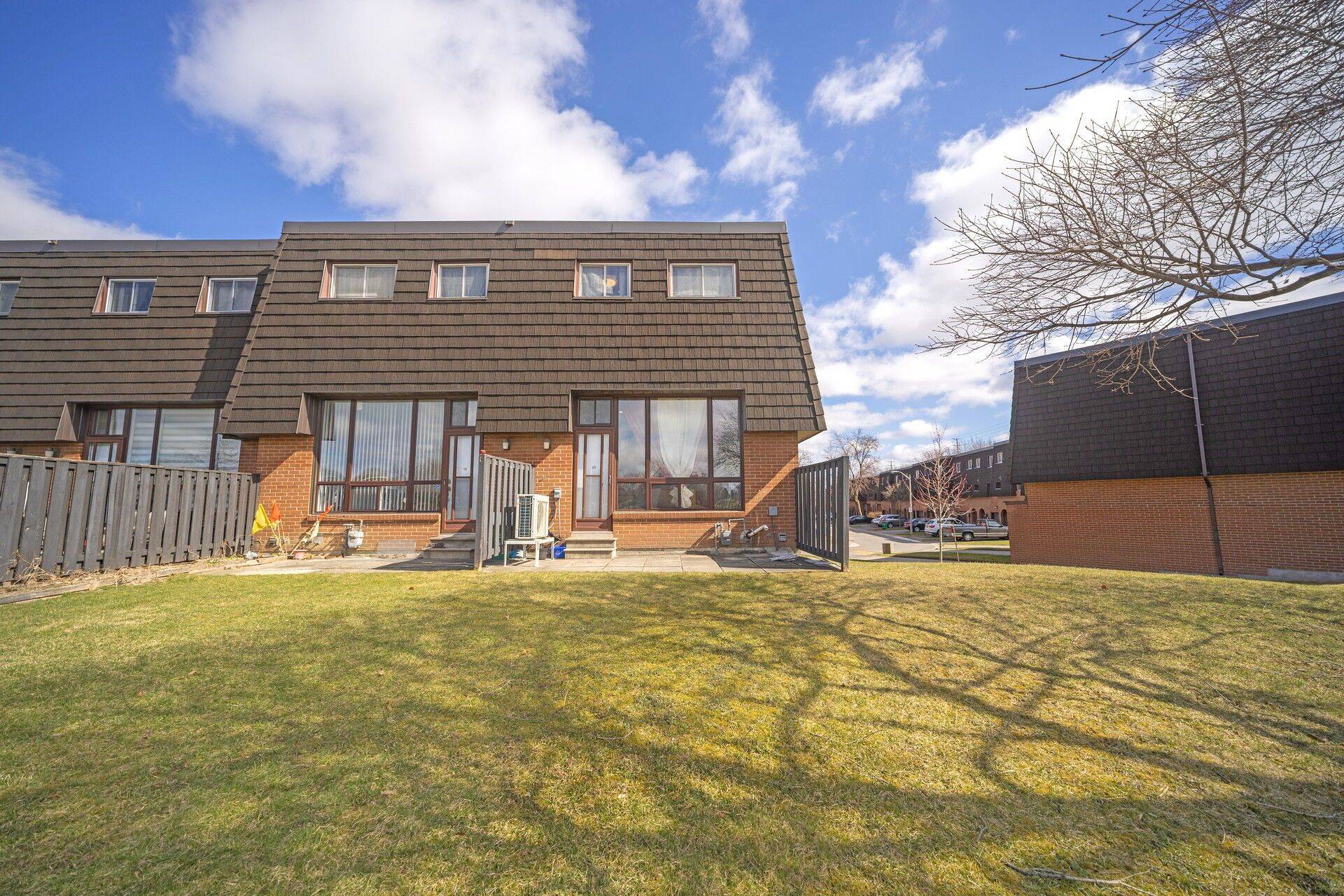 Brampton, ON L6T 1W7,20 Darras CT