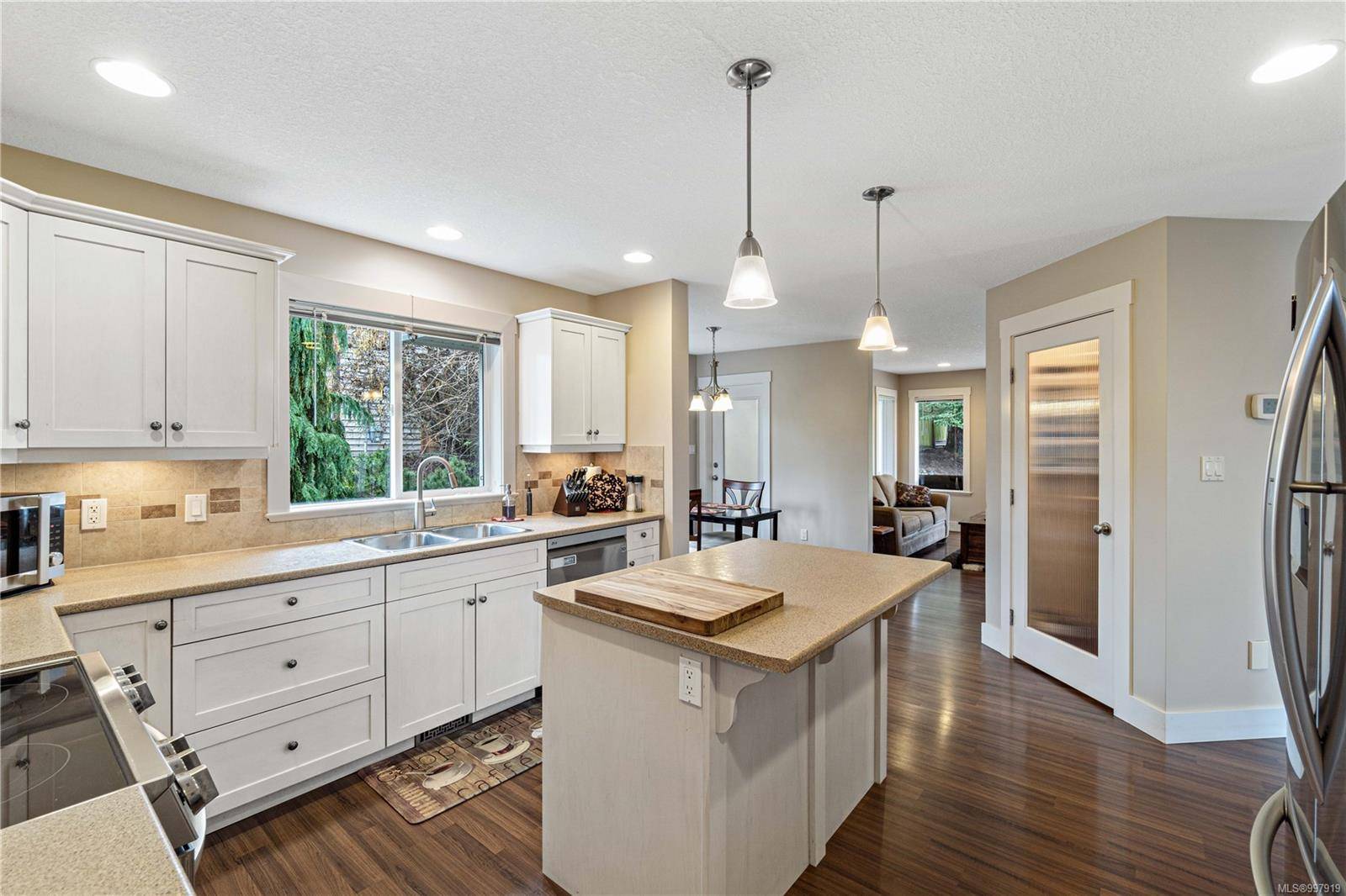 Nanaimo, BC V9R 7E2,1121 Beechwood Dr