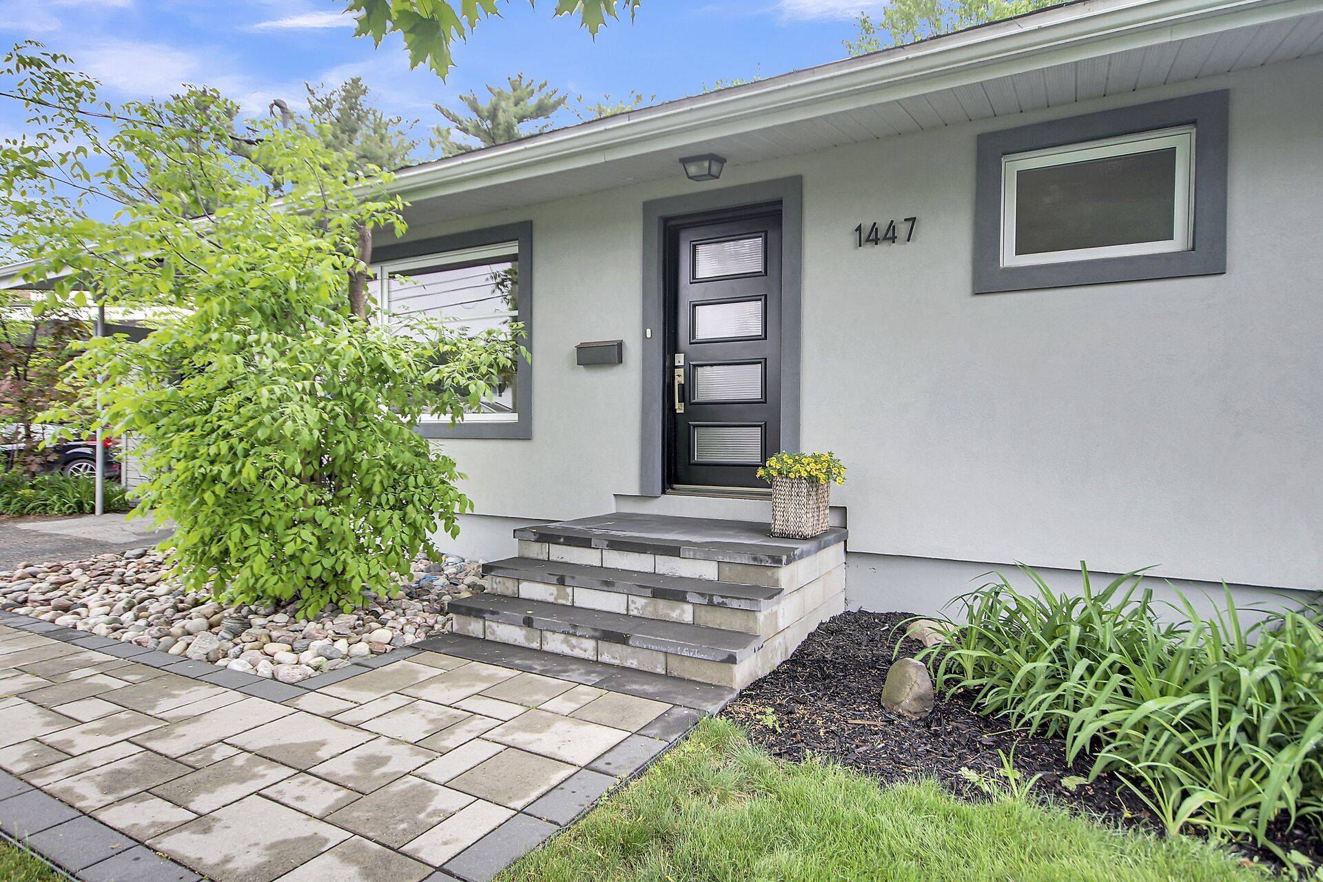 Cyrville - Carson Grove - Pineview, ON K1B 4E7,1447 Maxime ST