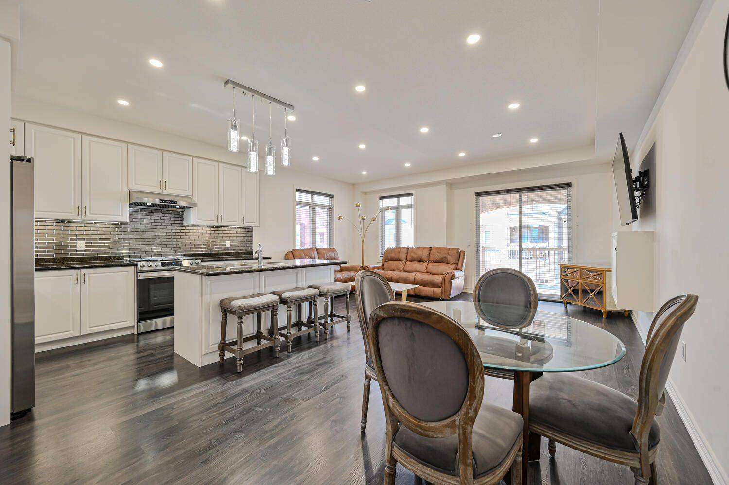 469 Dundas ST E, Oakville, ON L6H 3P4