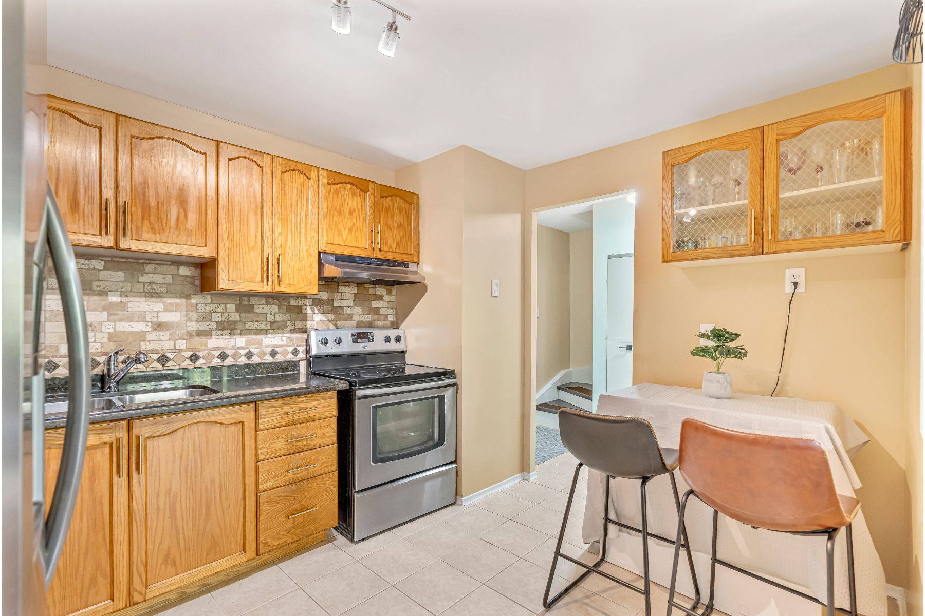 Oakville, ON L6H 2P3,1050 Falgarwood DR #121