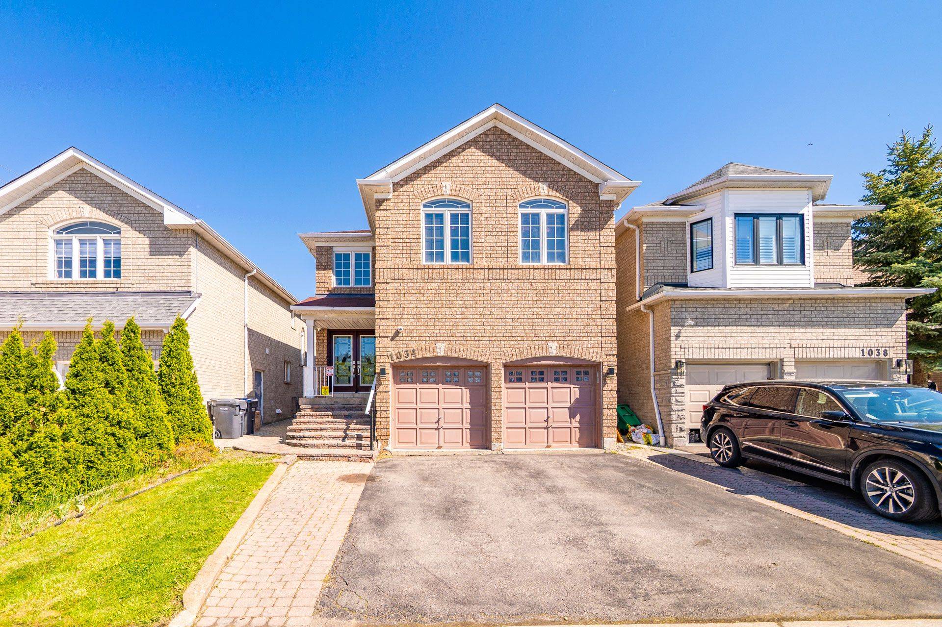 Mississauga, ON L5V 2E1,1034 Blueheron BLVD