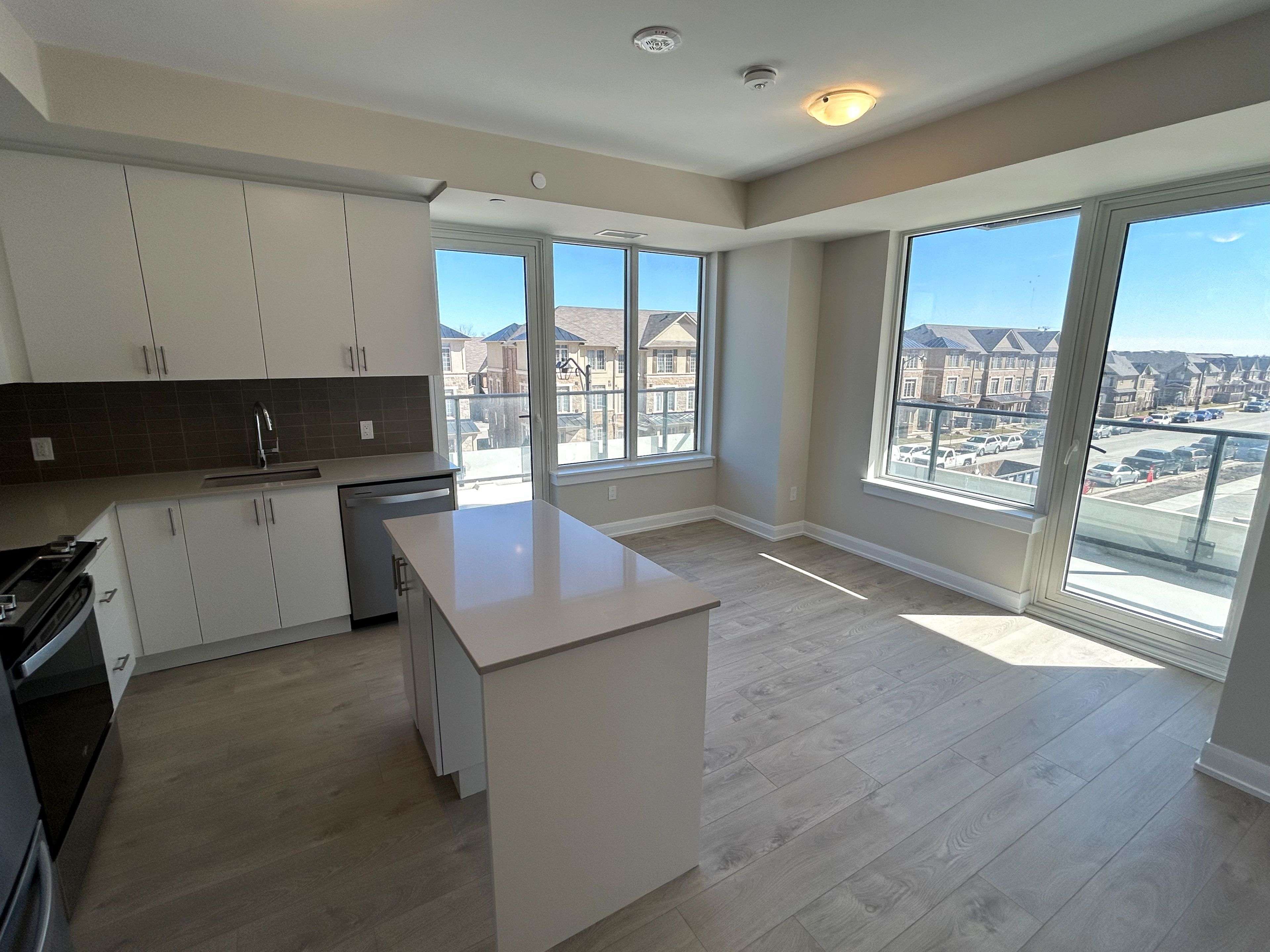 Oakville, ON L6H 7X9,3220 William Coltson AVE #323
