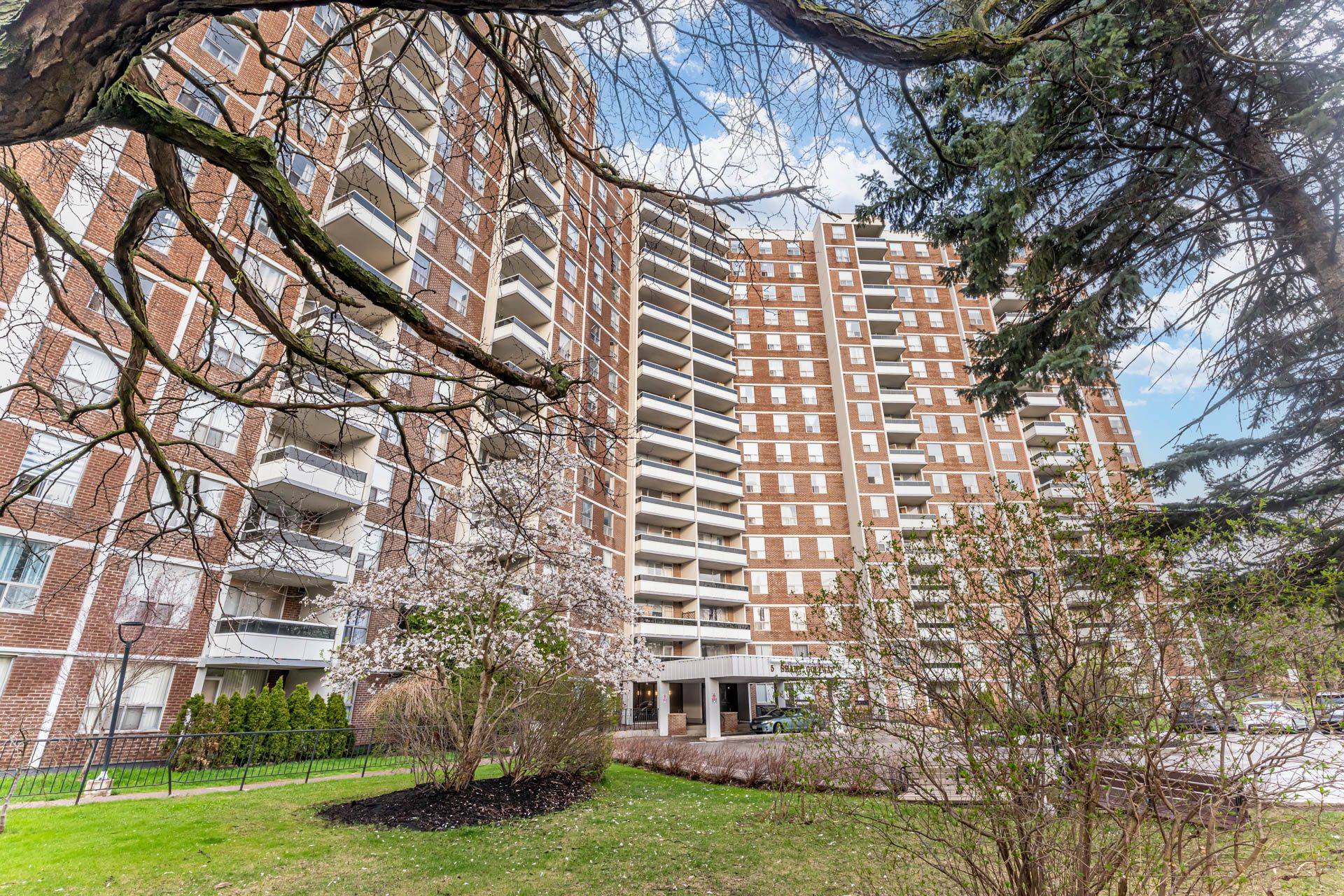 Toronto C11, ON M3C 3A5,5 Shady Golfway N/A #1510