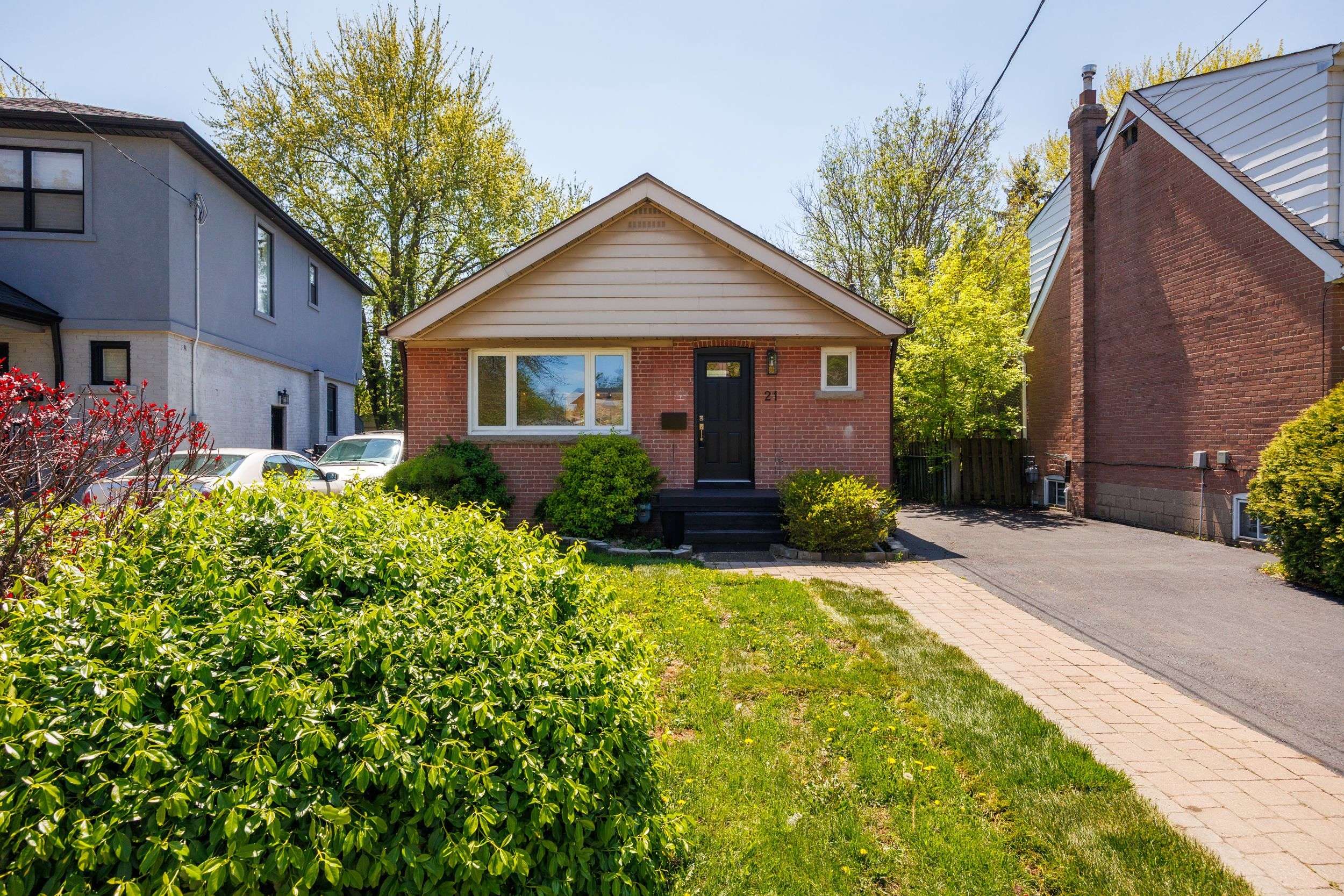 Toronto E04, ON M1L 1Z6,21 Fairfax CRES