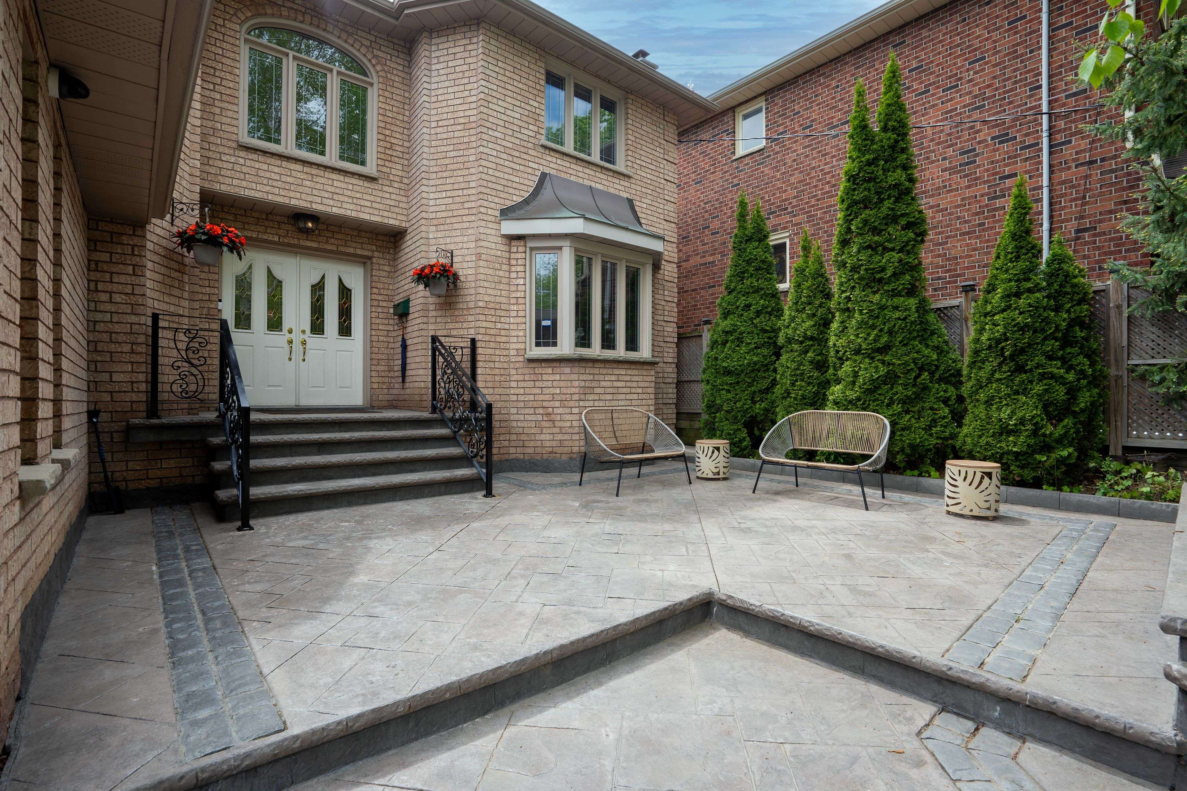 Toronto W10, ON M9V 5E8,6 Edgebrook DR