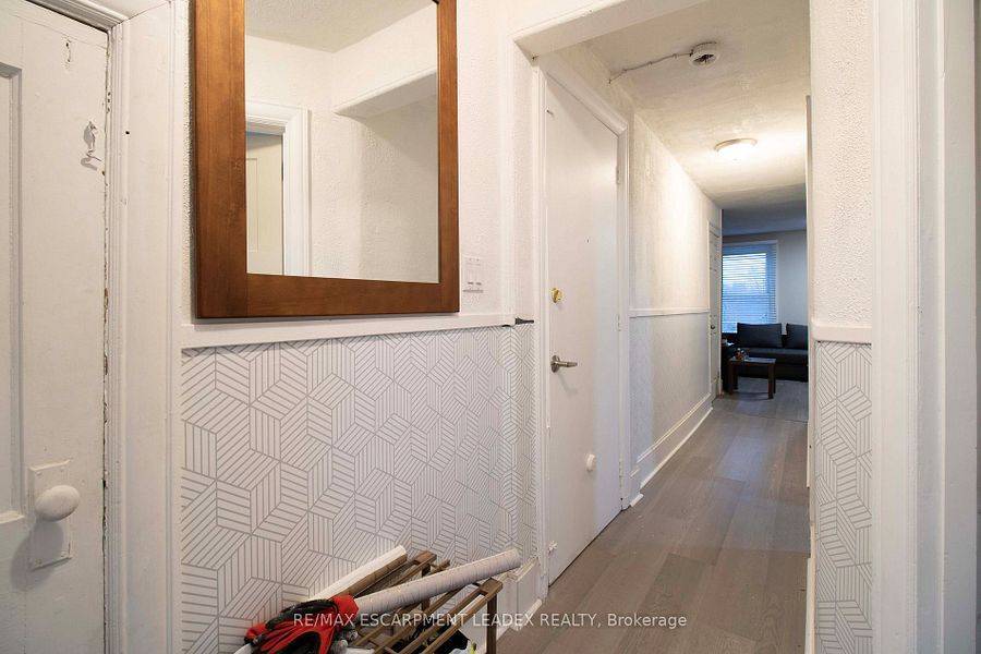 Hamilton, ON L8P 1B5,417 King ST W