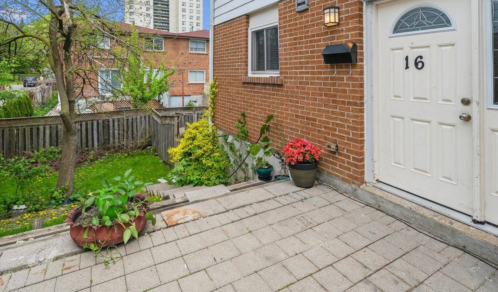 Toronto W05, ON M3L 2G4,16 Bur Oak WAY