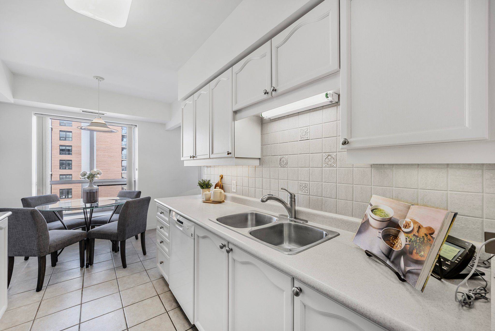 Barrie, ON L4N 0M3,90 Dean AVE #412