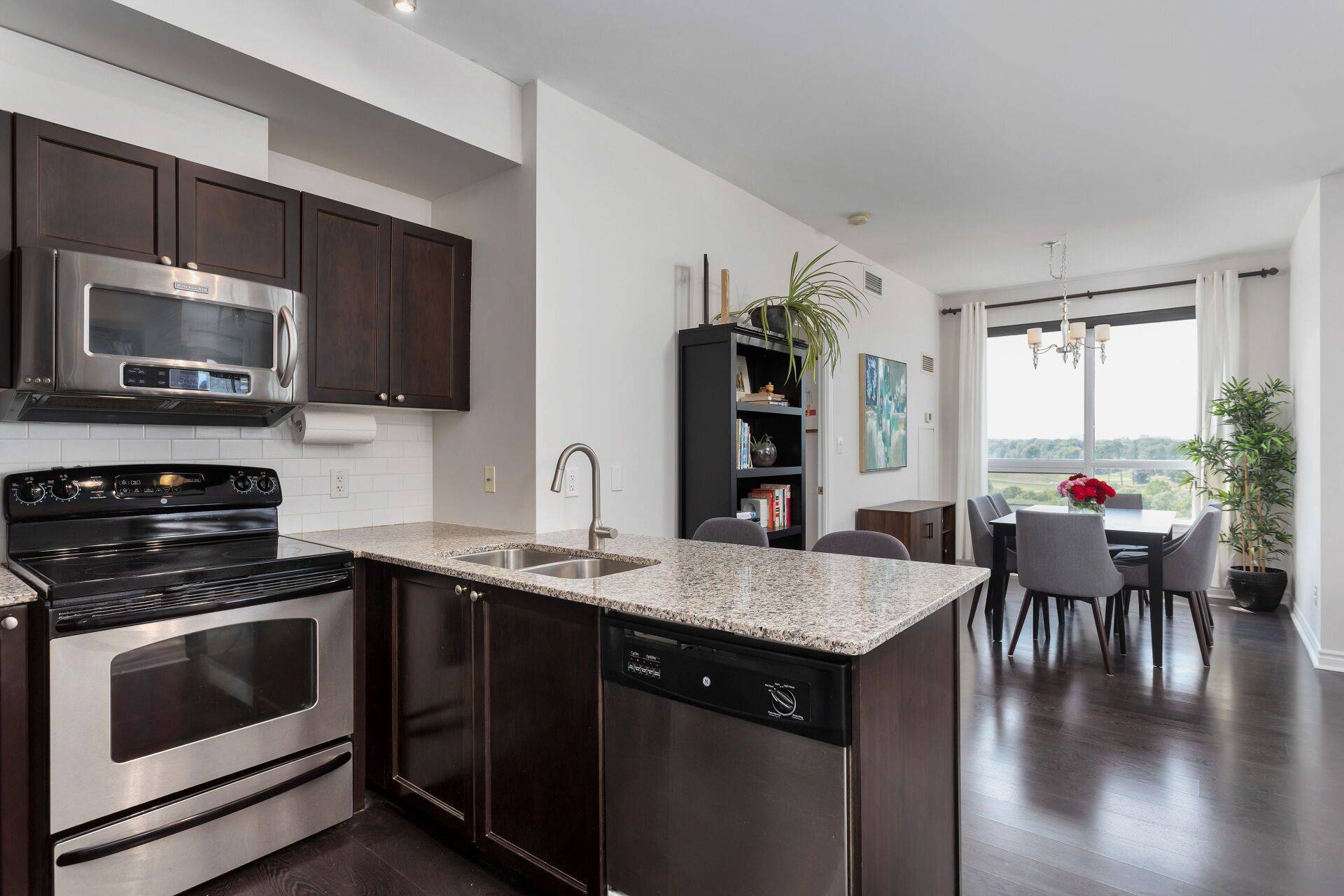 Toronto W06, ON M8W 0A2,3865 Lake Shore BLVD W #1208