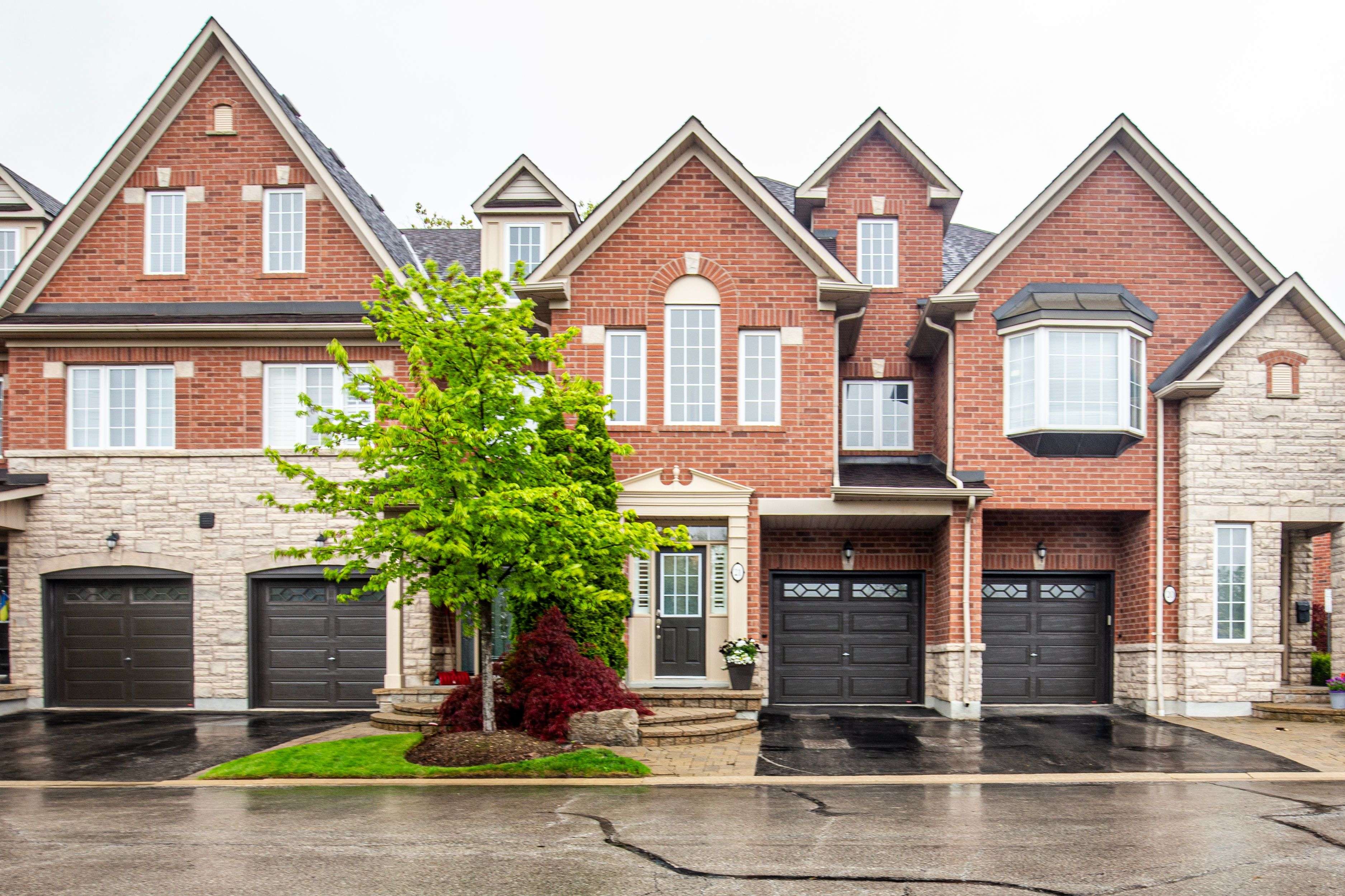 Oakville, ON L6H 7J1,300 Ravineview WAY #21