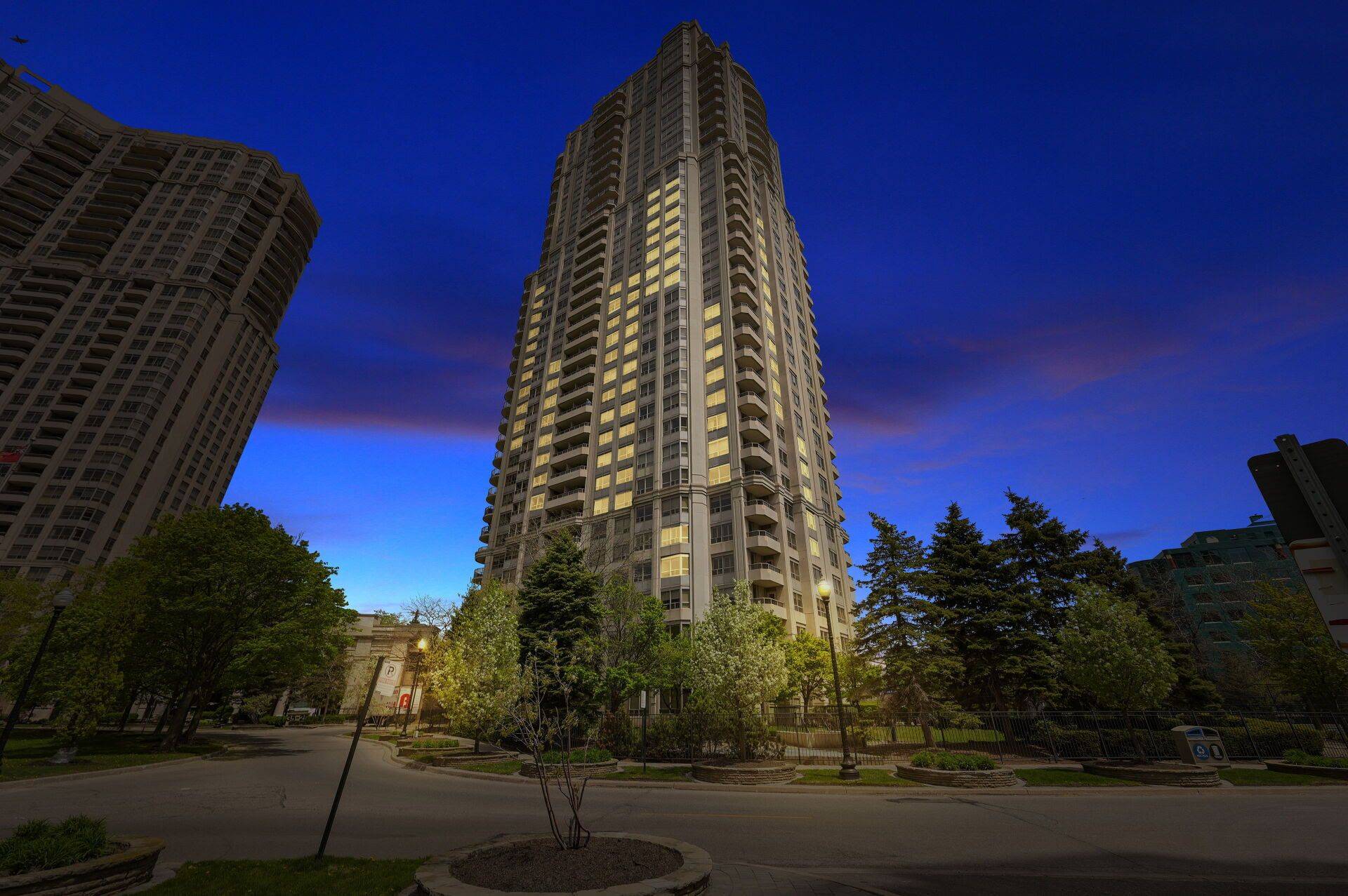 Mississauga, ON L5R 4B1,25 Kingsbridge Garden CIR #1126