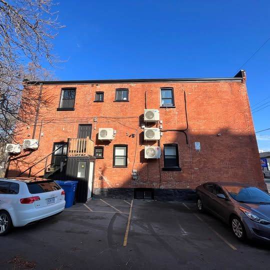 Hamilton, ON L8P 4A4,90 Locke ST S #6