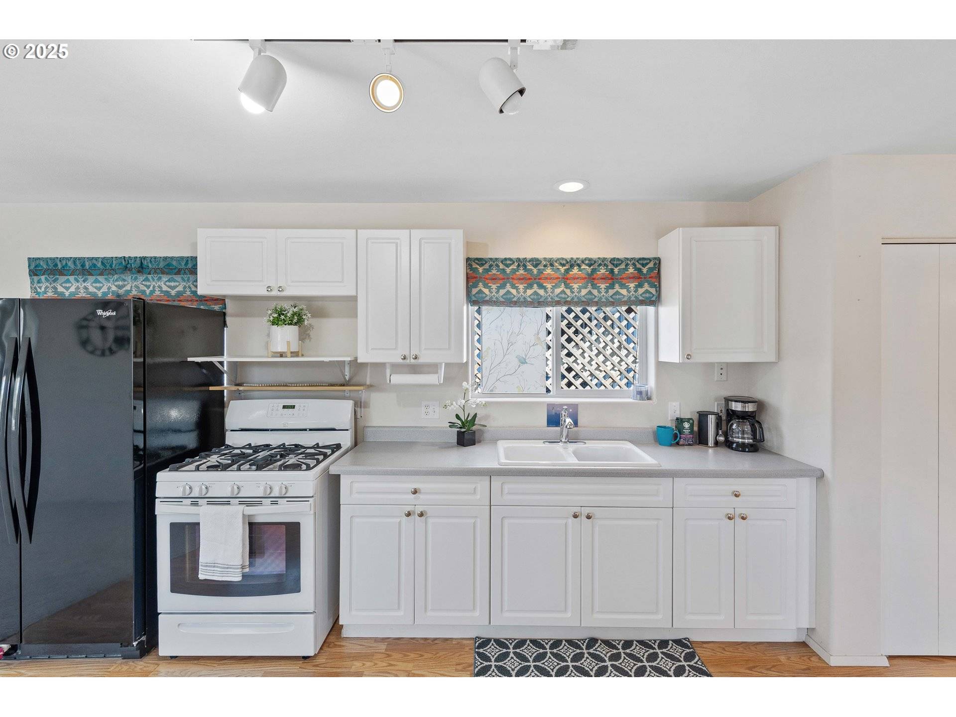Lakeside, OR 97449,6 CREEK LN