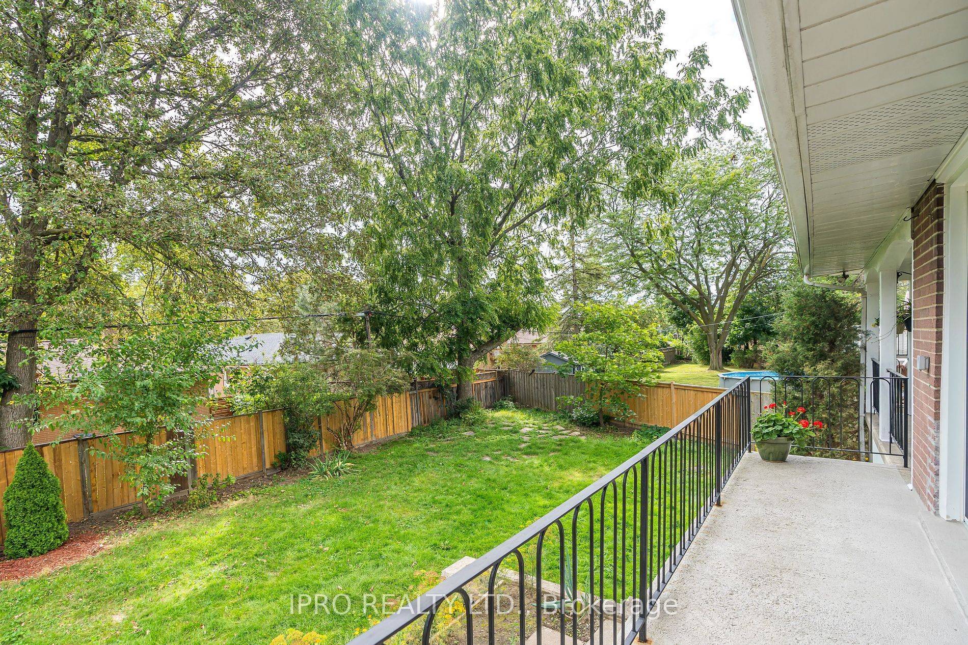 Toronto W09, ON M9R 3M3,29 Breadner DR