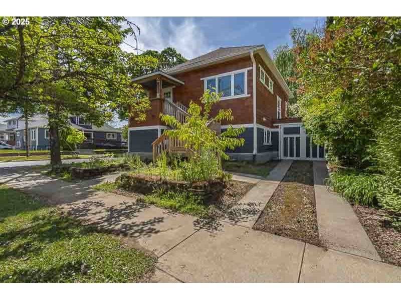 Salem, OR 97301,1498 FERRY ST SE