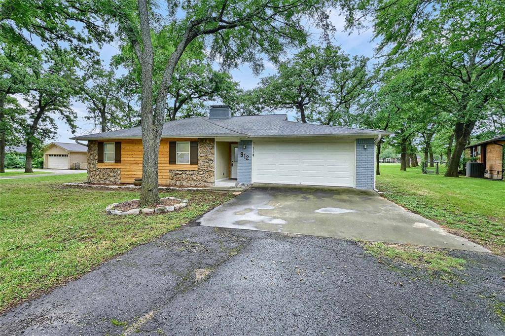Lake Kiowa, TX 76240,912 Kiowa Drive W