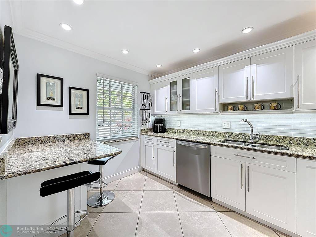 Pompano Beach, FL 33069,625 Oaks Dr  #101