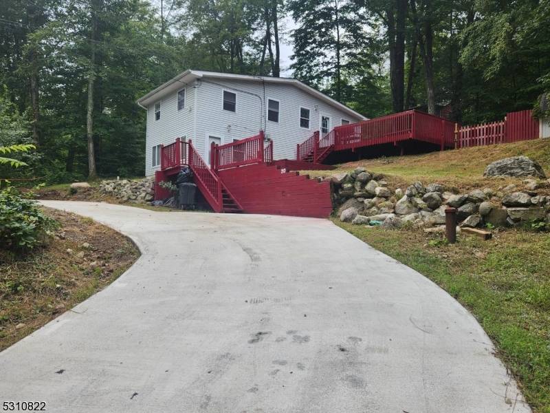 Vernon Twp., NJ 07461,20 Decker Pond Rd