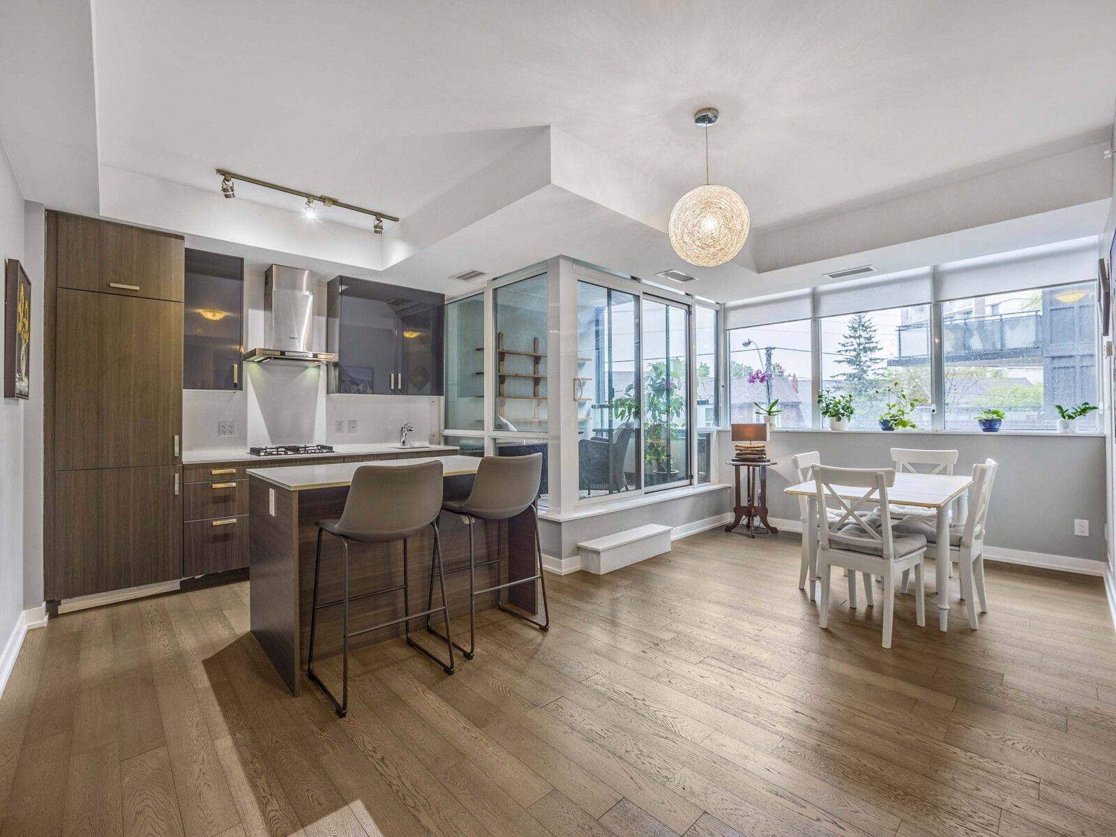 Toronto W01, ON M6R 0A5,36 Howard Park AVE #202